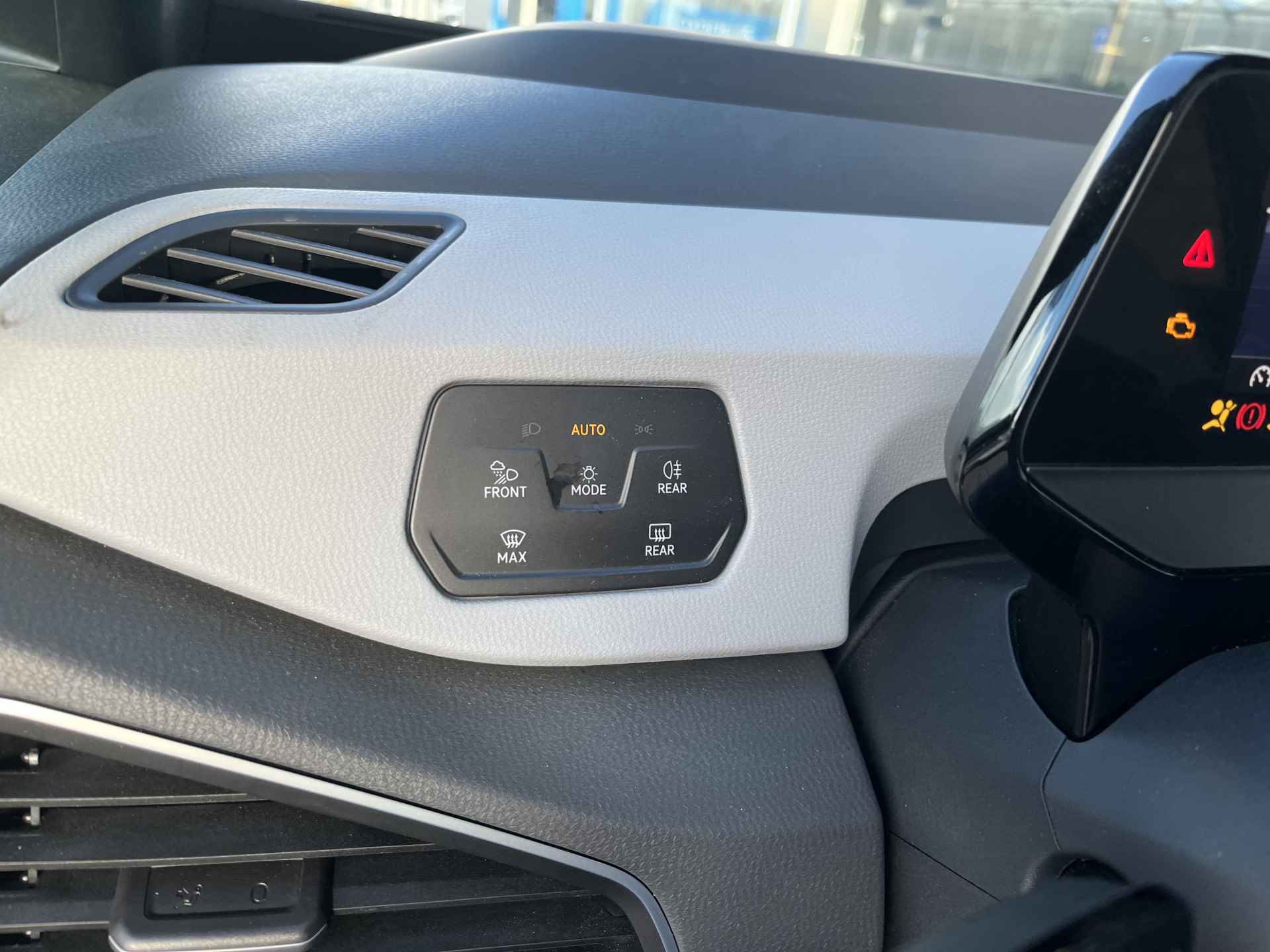 Volkswagen ID.3 First Plus 58 kWh / SUBSIDIE/ PANO/ CAMERA/ PARK. SENSOREN/ MATRIX/ DODE HOEK/ HEAD UP DISPLAY/ STOEL EN STUUR VERWARM./ KEYLESS/ ADAPT. CRUISE/ APP CONNECT/ NAVI/ CLIMA/ 19" LMV/ - 12/29