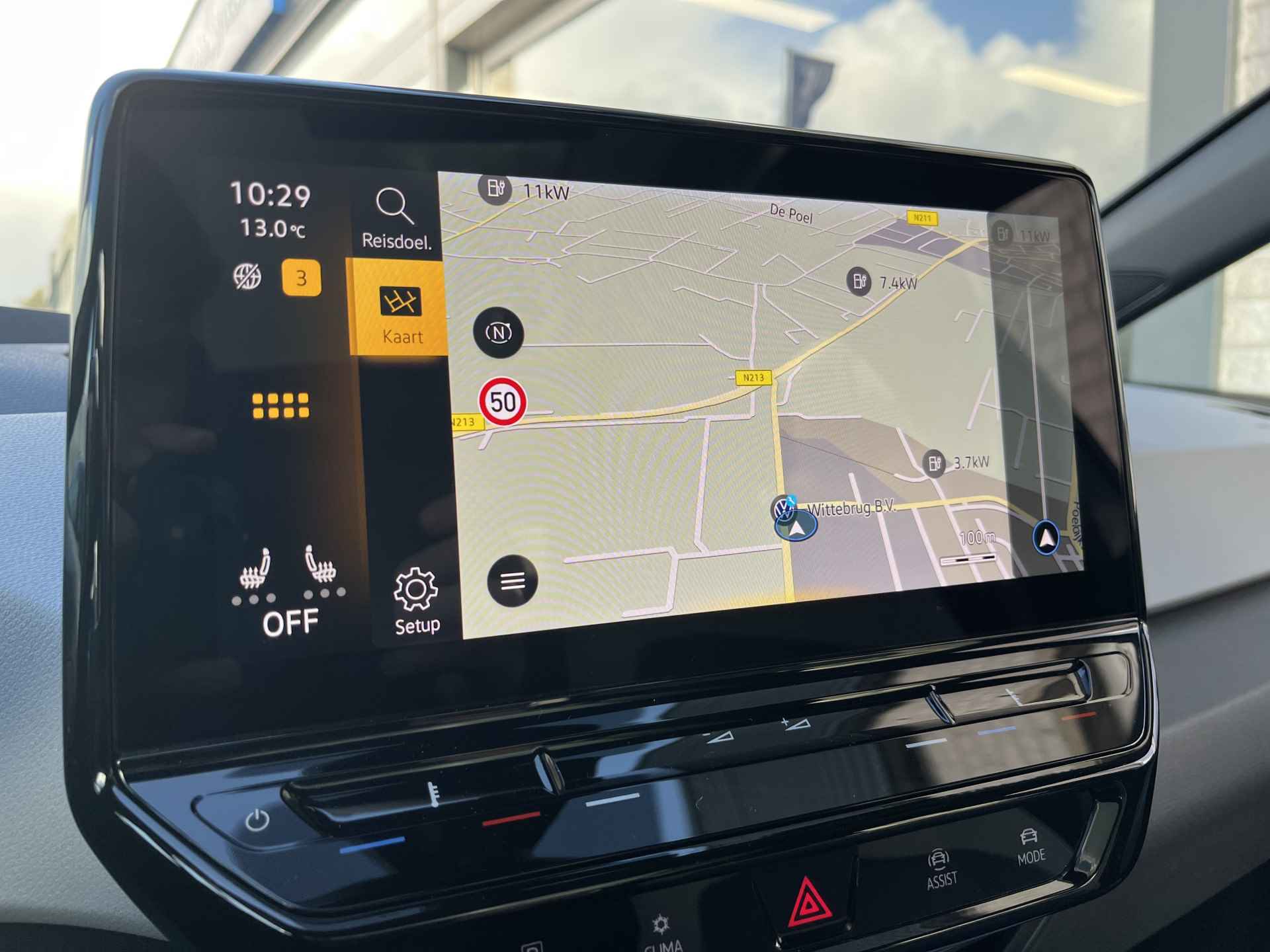 Volkswagen ID.3 First Plus 58 kWh / SUBSIDIE/ PANO/ CAMERA/ PARK. SENSOREN/ MATRIX/ DODE HOEK/ HEAD UP DISPLAY/ STOEL EN STUUR VERWARM./ KEYLESS/ ADAPT. CRUISE/ APP CONNECT/ NAVI/ CLIMA/ 19" LMV/ - 17/29