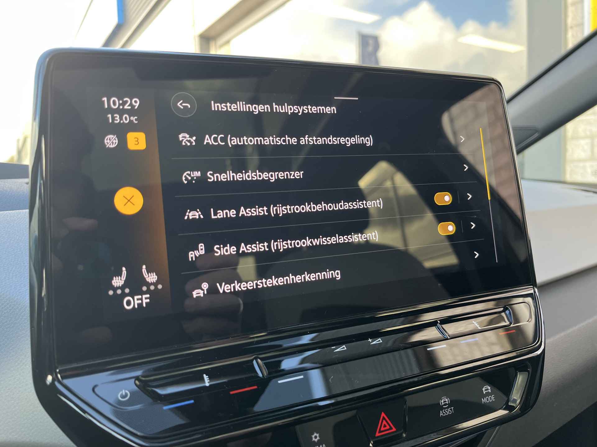 Volkswagen ID.3 First Plus 58 kWh / SUBSIDIE/ PANO/ CAMERA/ PARK. SENSOREN/ MATRIX/ DODE HOEK/ HEAD UP DISPLAY/ STOEL EN STUUR VERWARM./ KEYLESS/ ADAPT. CRUISE/ APP CONNECT/ NAVI/ CLIMA/ 19" LMV/ - 19/29