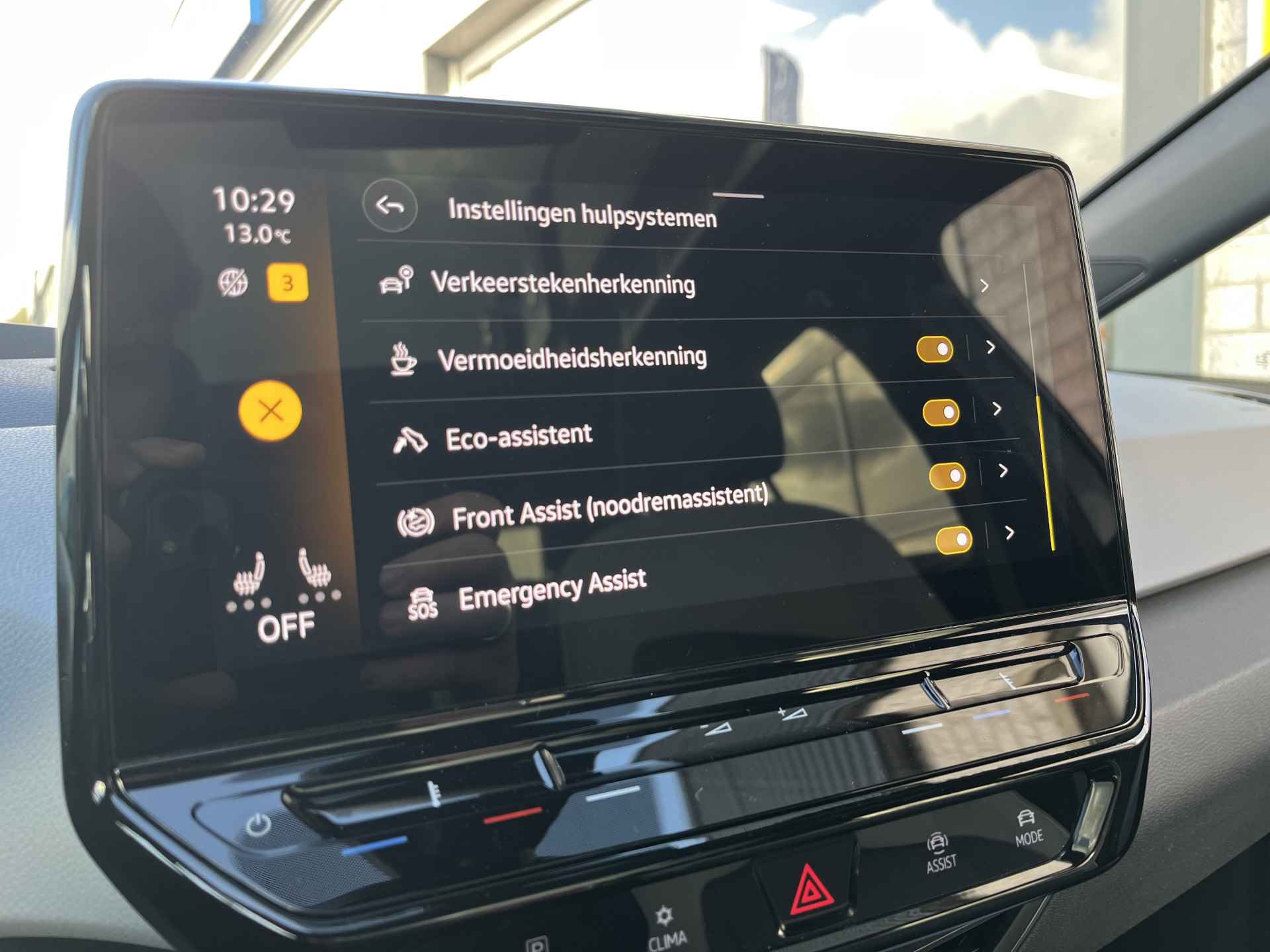 Volkswagen ID.3 First Plus 58 kWh / SUBSIDIE/ PANO/ CAMERA/ PARK. SENSOREN/ MATRIX/ DODE HOEK/ HEAD UP DISPLAY/ STOEL EN STUUR VERWARM./ KEYLESS/ ADAPT. CRUISE/ APP CONNECT/ NAVI/ CLIMA/ 19" LMV/ - 20/29