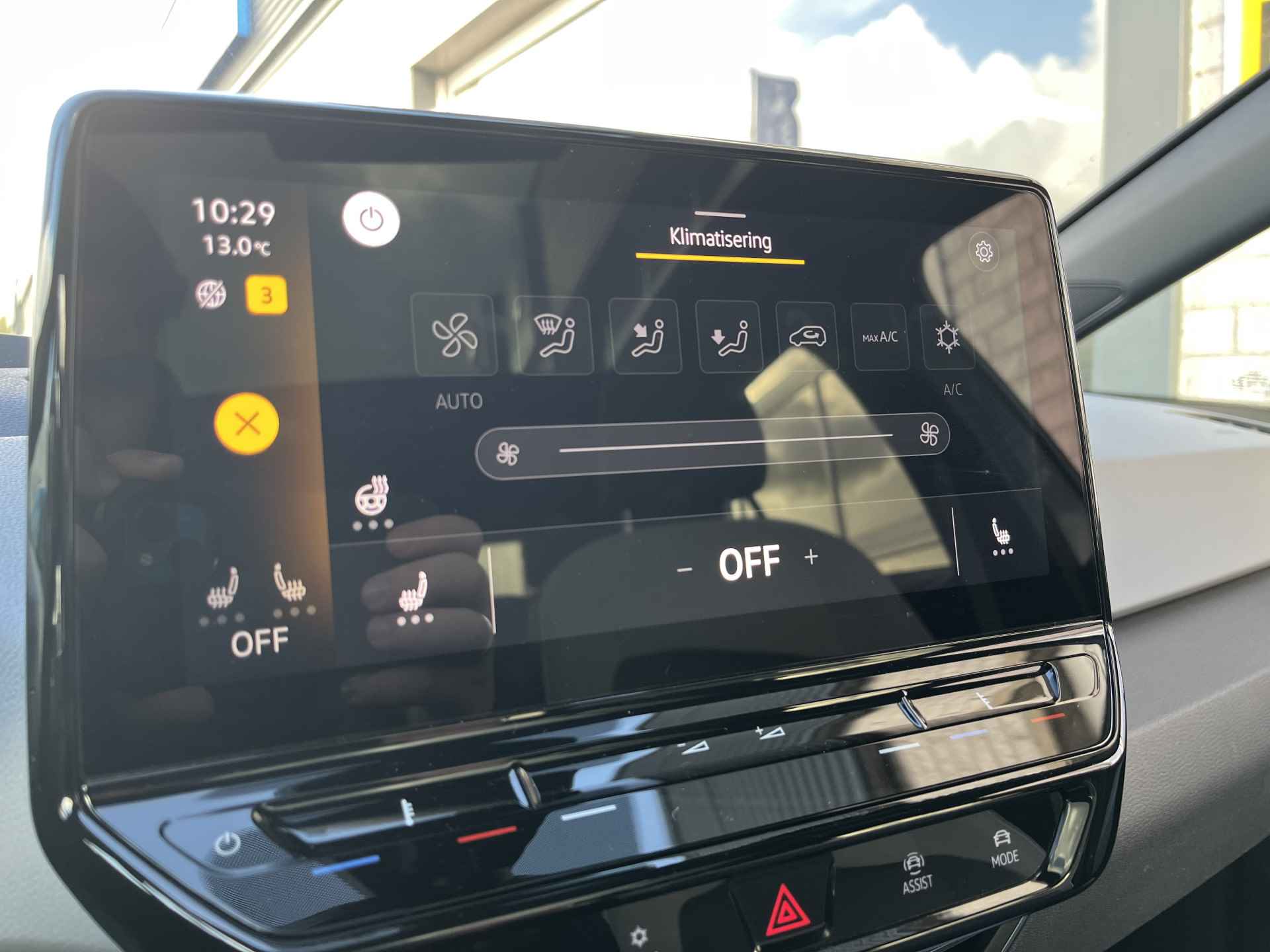 Volkswagen ID.3 First Plus 58 kWh / SUBSIDIE/ PANO/ CAMERA/ PARK. SENSOREN/ MATRIX/ DODE HOEK/ HEAD UP DISPLAY/ STOEL EN STUUR VERWARM./ KEYLESS/ ADAPT. CRUISE/ APP CONNECT/ NAVI/ CLIMA/ 19" LMV/ - 21/29