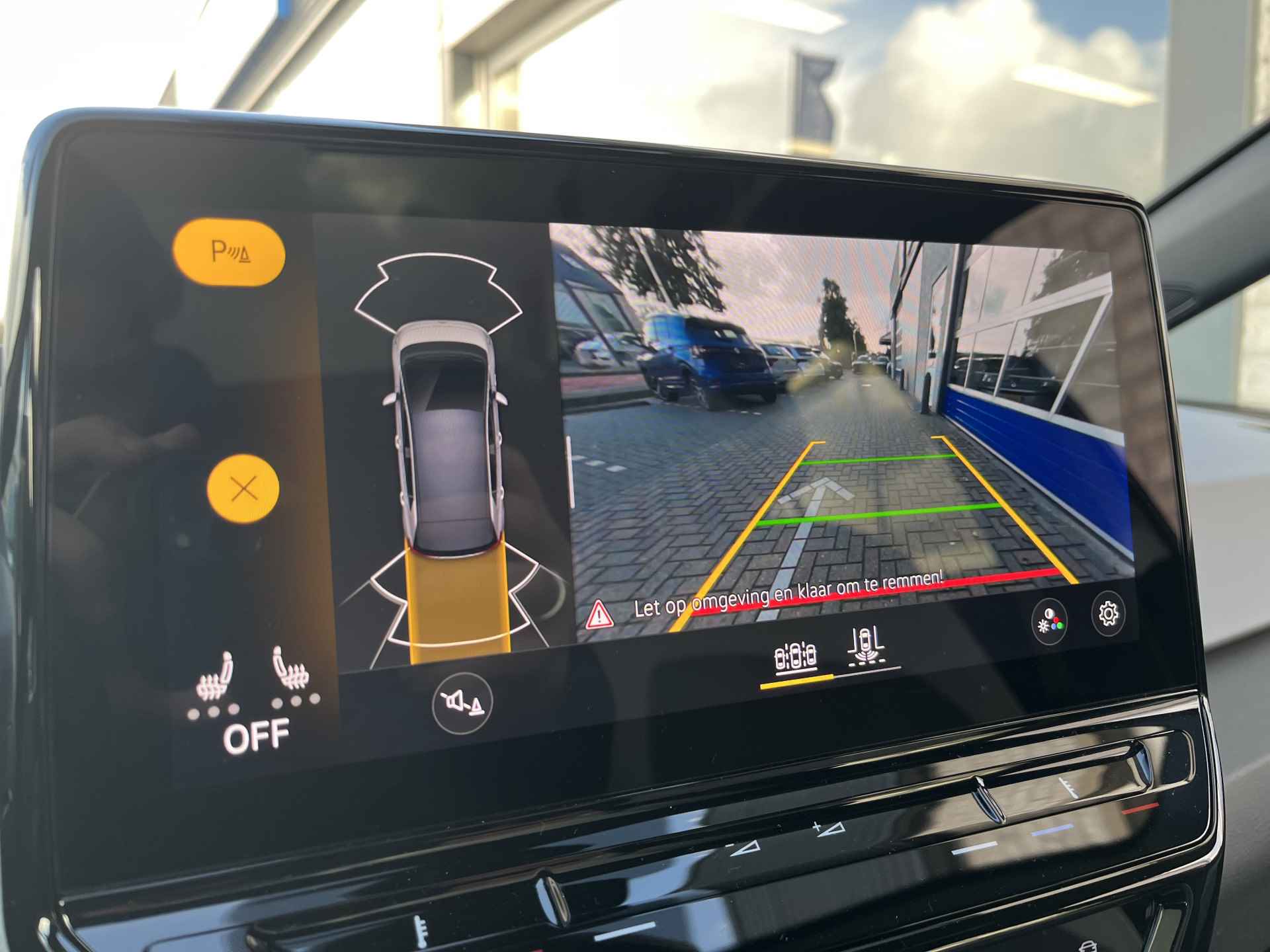 Volkswagen ID.3 First Plus 58 kWh / SUBSIDIE/ PANO/ CAMERA/ PARK. SENSOREN/ MATRIX/ DODE HOEK/ HEAD UP DISPLAY/ STOEL EN STUUR VERWARM./ KEYLESS/ ADAPT. CRUISE/ APP CONNECT/ NAVI/ CLIMA/ 19" LMV/ - 24/29