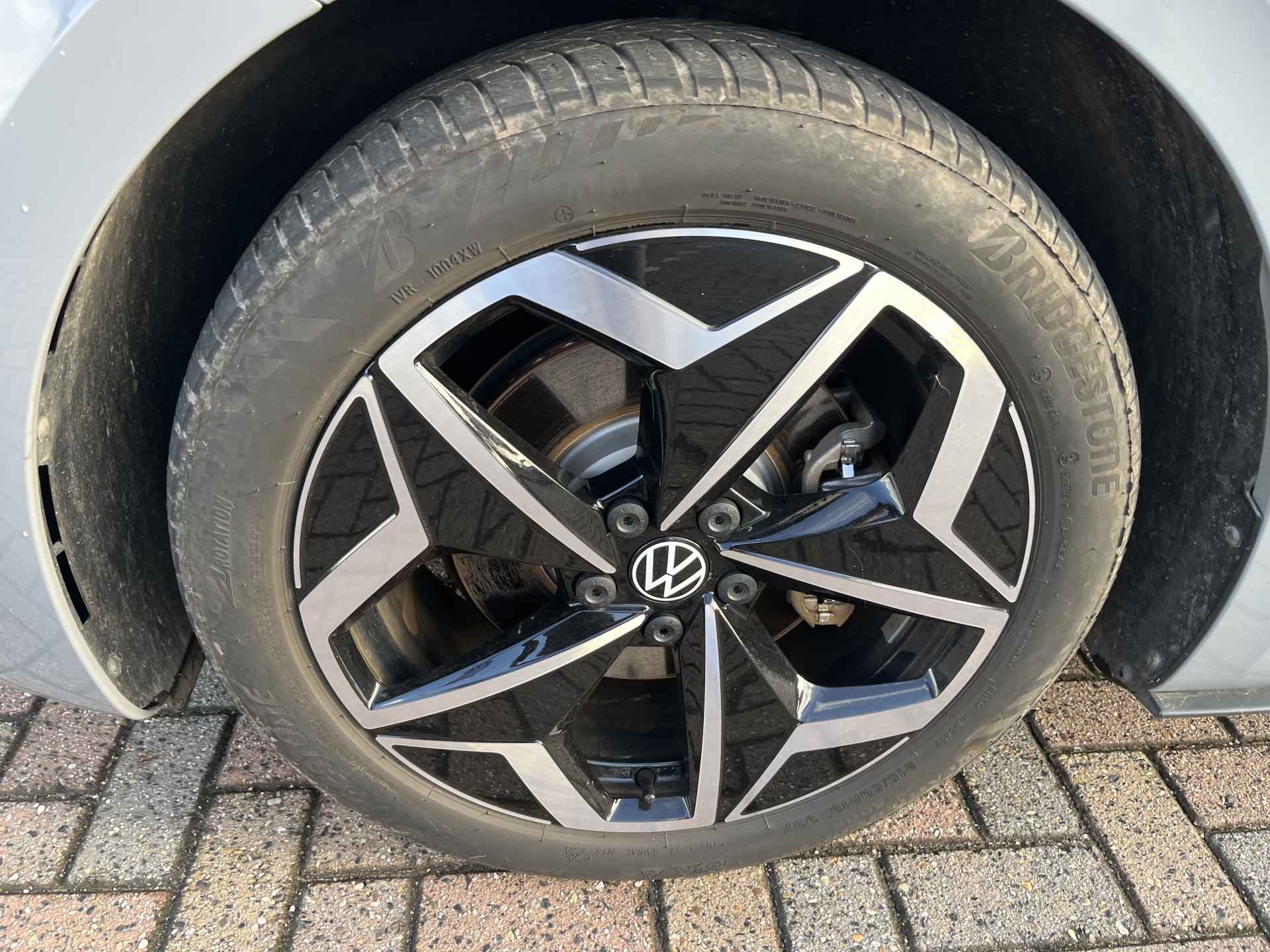 Volkswagen ID.3 First Plus 58 kWh / SUBSIDIE/ PANO/ CAMERA/ PARK. SENSOREN/ MATRIX/ DODE HOEK/ HEAD UP DISPLAY/ STOEL EN STUUR VERWARM./ KEYLESS/ ADAPT. CRUISE/ APP CONNECT/ NAVI/ CLIMA/ 19" LMV/ - 27/29