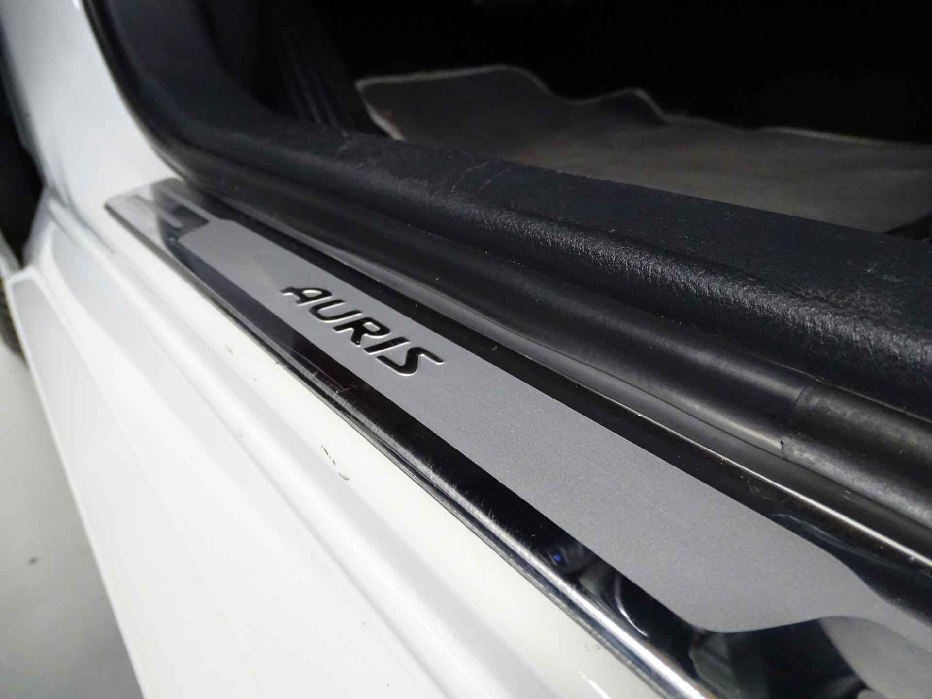 Toyota Auris Touring Sports 1.8 Hybrid Black Edition | Trekhaak | PDC | Leder | Stoelverwarming - 20/38