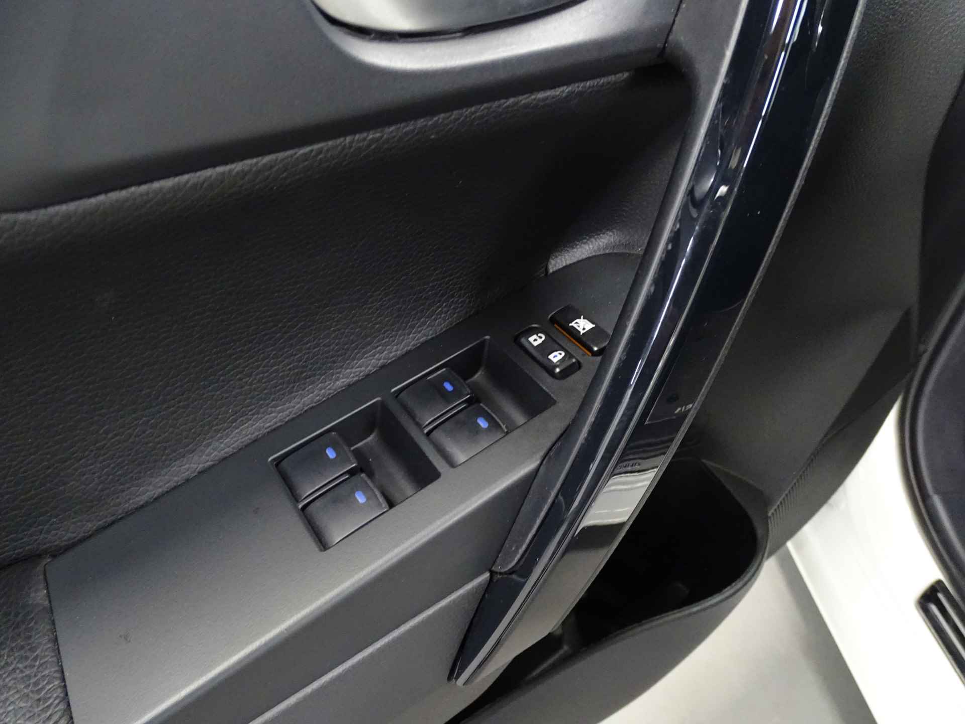 Toyota Auris Touring Sports 1.8 Hybrid Black Edition | Trekhaak | PDC | Leder | Stoelverwarming - 24/38
