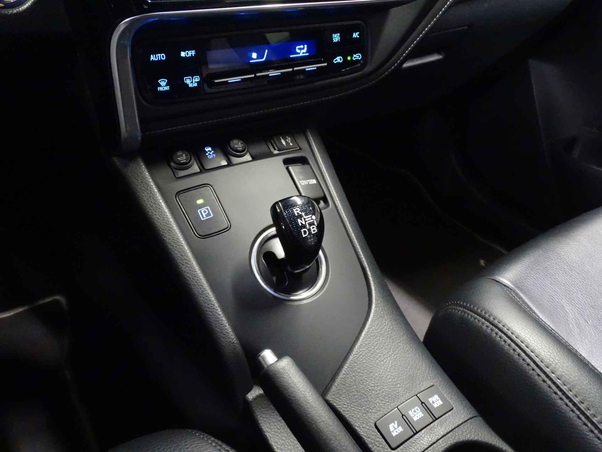 Toyota Auris Touring Sports 1.8 Hybrid Black Edition | Trekhaak | PDC | Leder | Stoelverwarming - 30/38