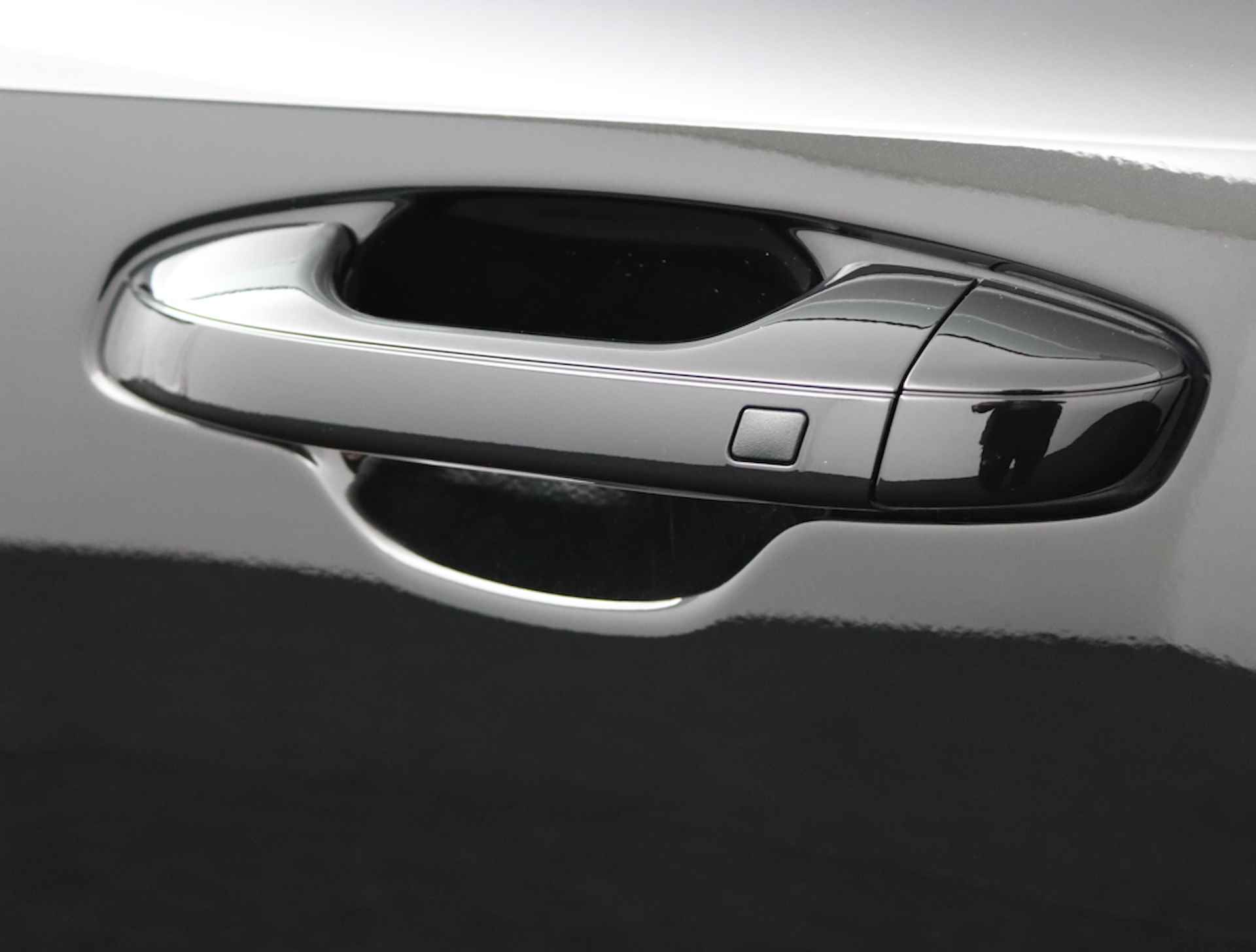 Kia Niro EV DynamicLine 64.8kWh * Overheid subsidie voor deze auto beschikbaar * - Navigatie - Camera - Parkeersensoren voor en achter - Demo - Fabrieksgarantie tot 08-2029 - 17/65