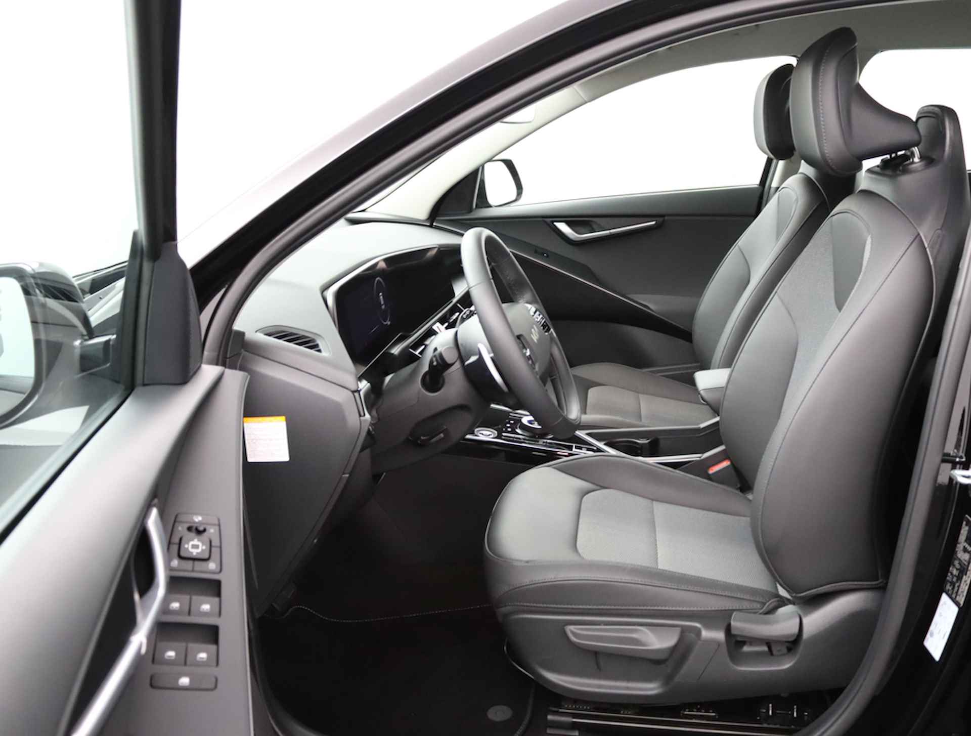 Kia Niro EV DynamicLine 64.8kWh * Overheid subsidie voor deze auto beschikbaar * - Navigatie - Camera - Parkeersensoren voor en achter - Demo - Fabrieksgarantie tot 08-2029 - 19/65