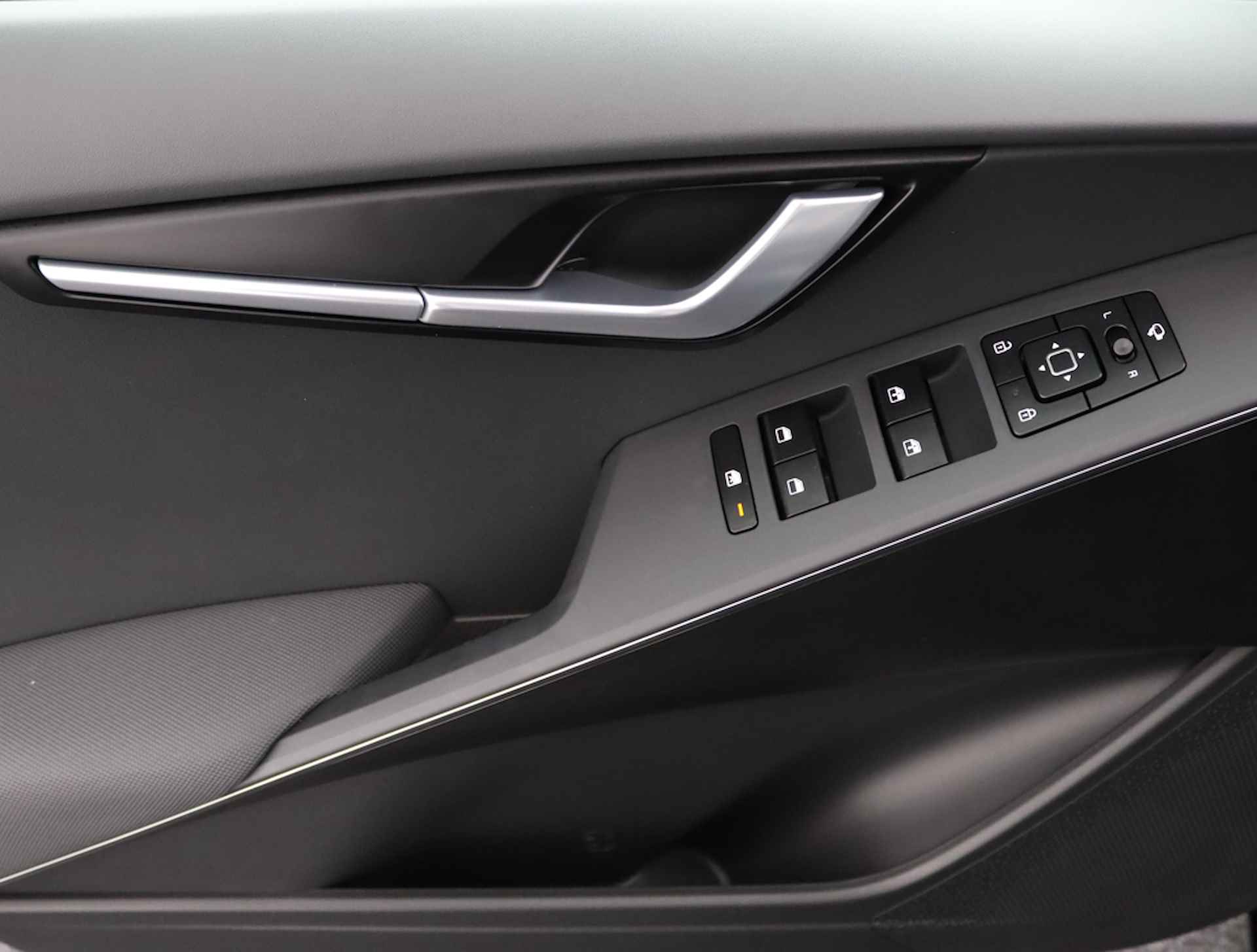 Kia Niro EV DynamicLine 64.8kWh * Overheid subsidie voor deze auto beschikbaar * - Navigatie - Camera - Parkeersensoren voor en achter - Demo - Fabrieksgarantie tot 08-2029 - 20/65