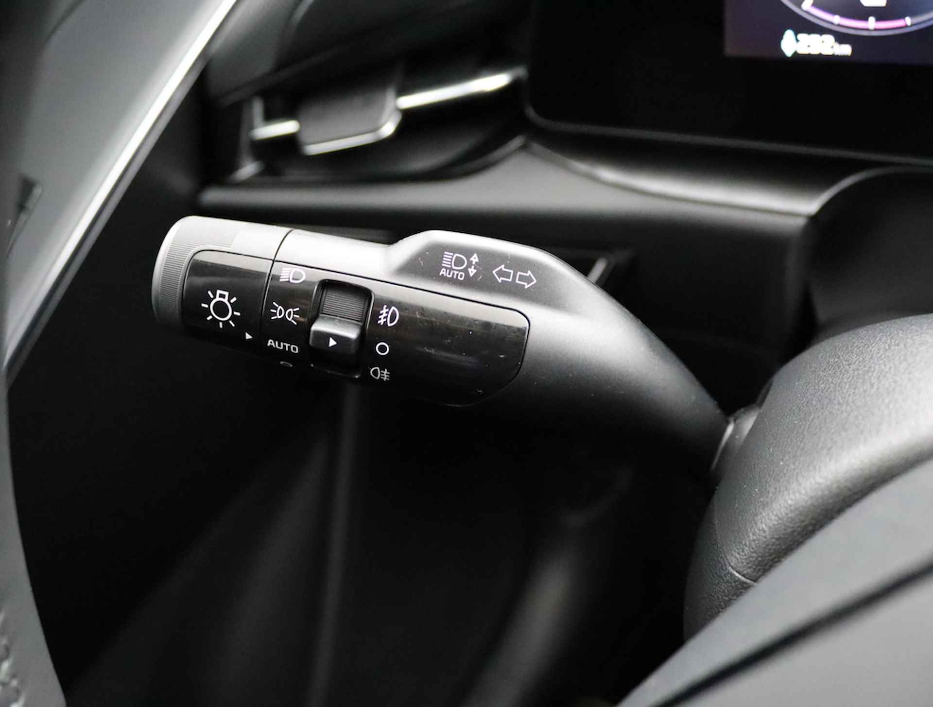 Kia Niro EV DynamicLine 64.8kWh * Overheid subsidie voor deze auto beschikbaar * - Navigatie - Camera - Parkeersensoren voor en achter - Demo - Fabrieksgarantie tot 08-2029 - 23/65