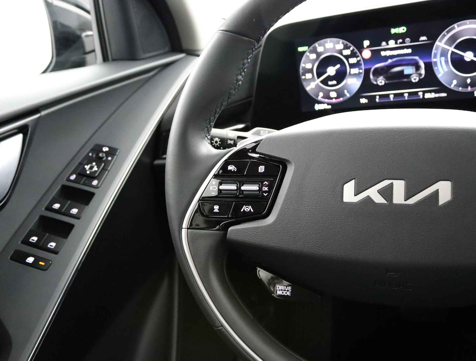 Kia Niro EV DynamicLine 64.8kWh * Overheid subsidie voor deze auto beschikbaar * - Navigatie - Camera - Parkeersensoren voor en achter - Demo - Fabrieksgarantie tot 08-2029 - 25/65