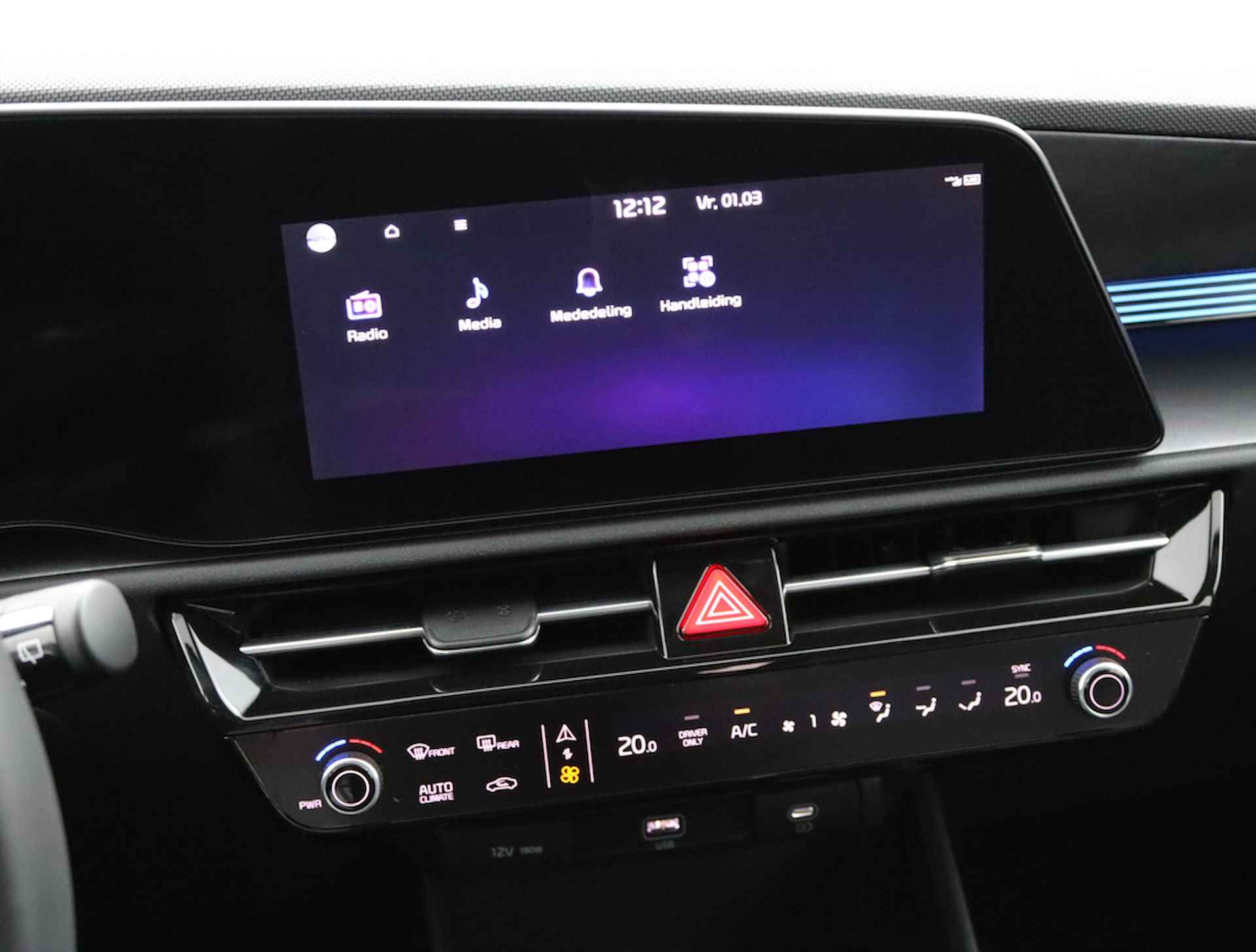 Kia Niro EV DynamicLine 64.8kWh * Overheid subsidie voor deze auto beschikbaar * - Navigatie - Camera - Parkeersensoren voor en achter - Demo - Fabrieksgarantie tot 08-2029 - 27/65
