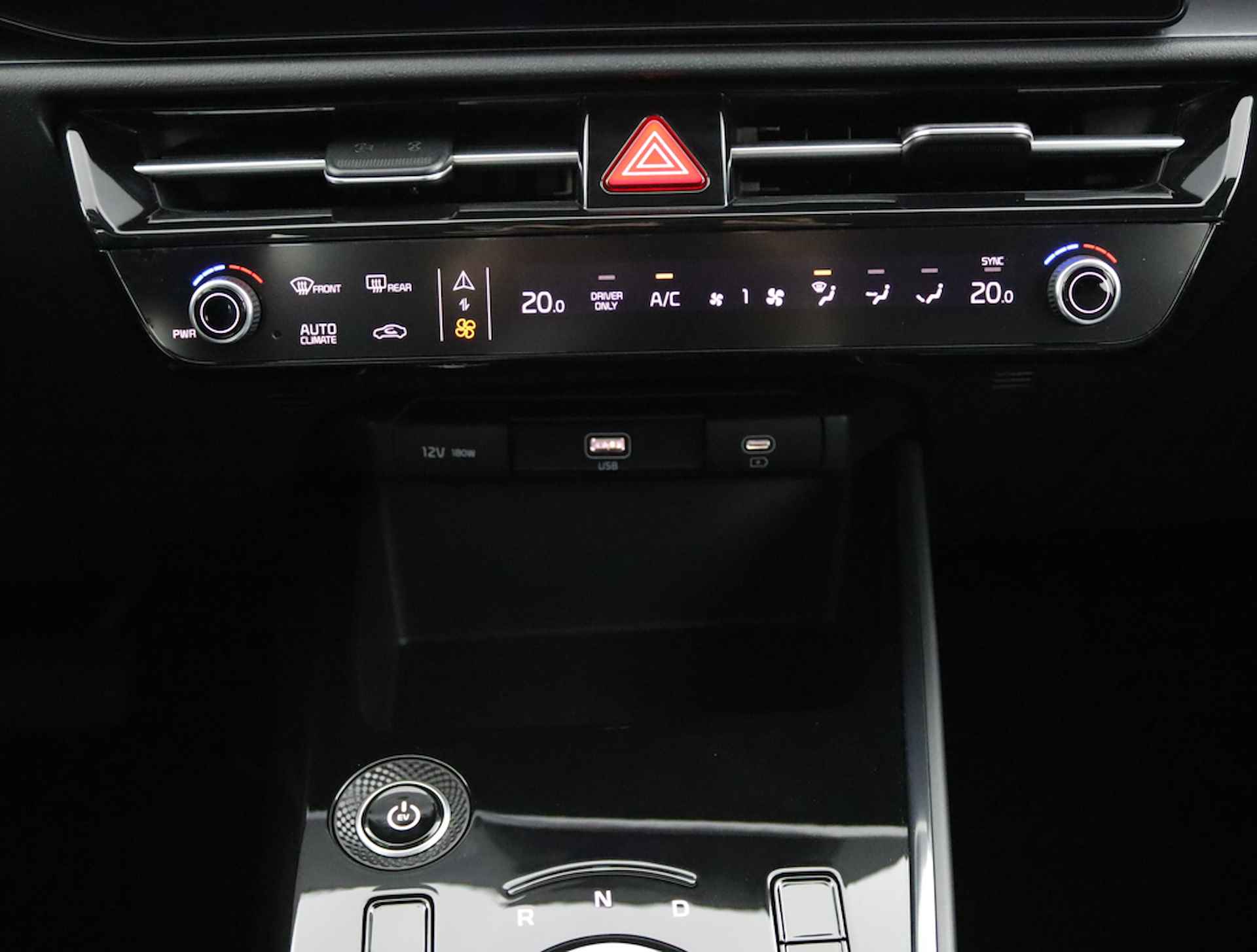 Kia Niro EV DynamicLine 64.8kWh * Overheid subsidie voor deze auto beschikbaar * - Navigatie - Camera - Parkeersensoren voor en achter - Demo - Fabrieksgarantie tot 08-2029 - 28/65