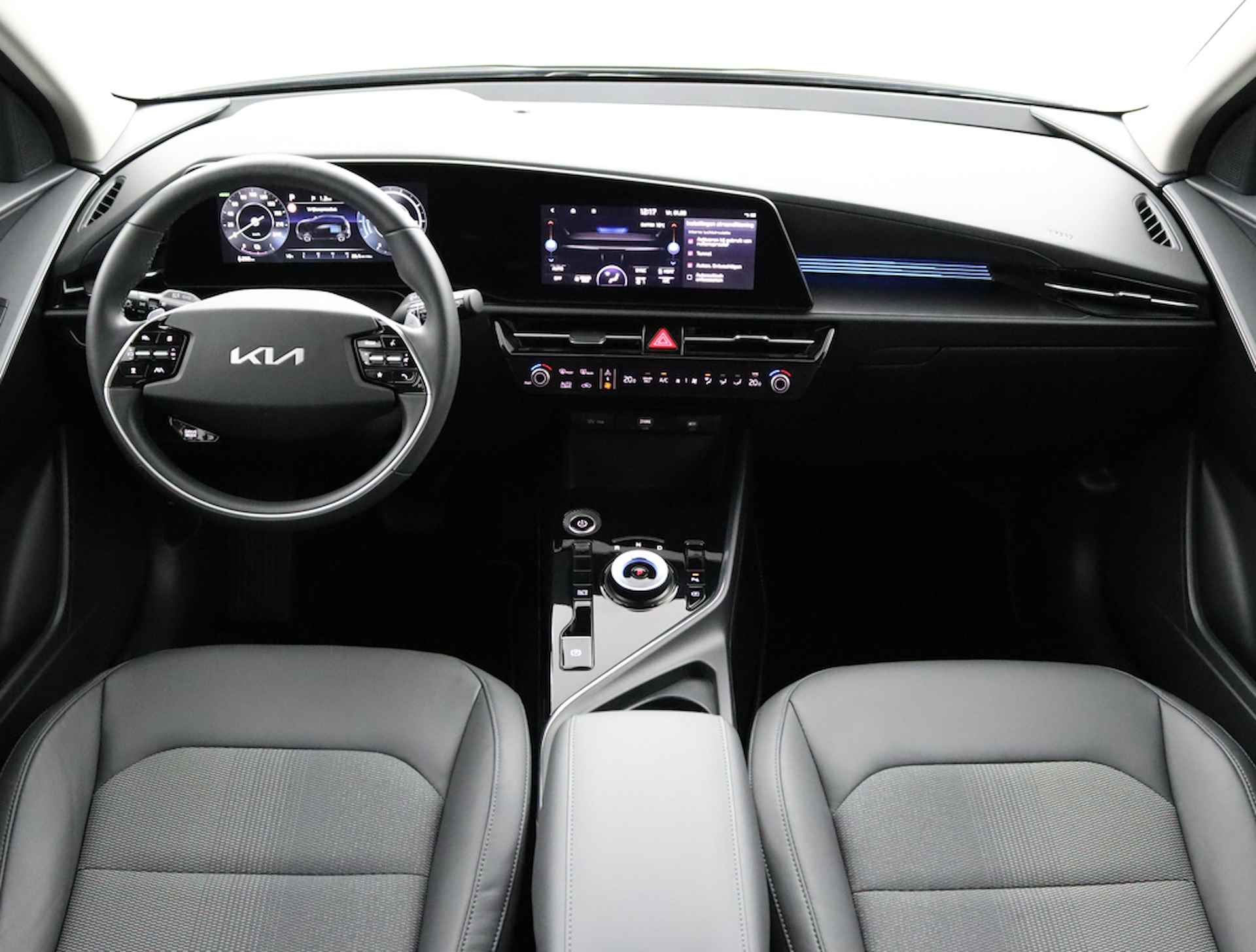 Kia Niro EV DynamicLine 64.8kWh * Overheid subsidie voor deze auto beschikbaar * - Navigatie - Camera - Parkeersensoren voor en achter - Demo - Fabrieksgarantie tot 08-2029 - 31/65