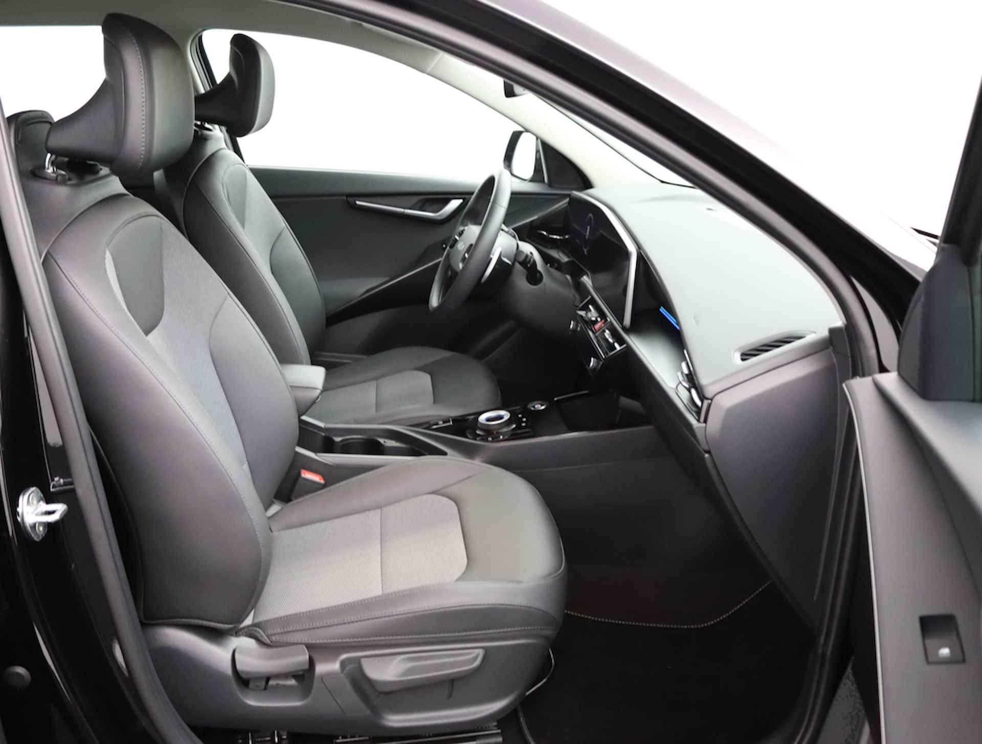 Kia Niro EV DynamicLine 64.8kWh * Overheid subsidie voor deze auto beschikbaar * - Navigatie - Camera - Parkeersensoren voor en achter - Demo - Fabrieksgarantie tot 08-2029 - 32/65