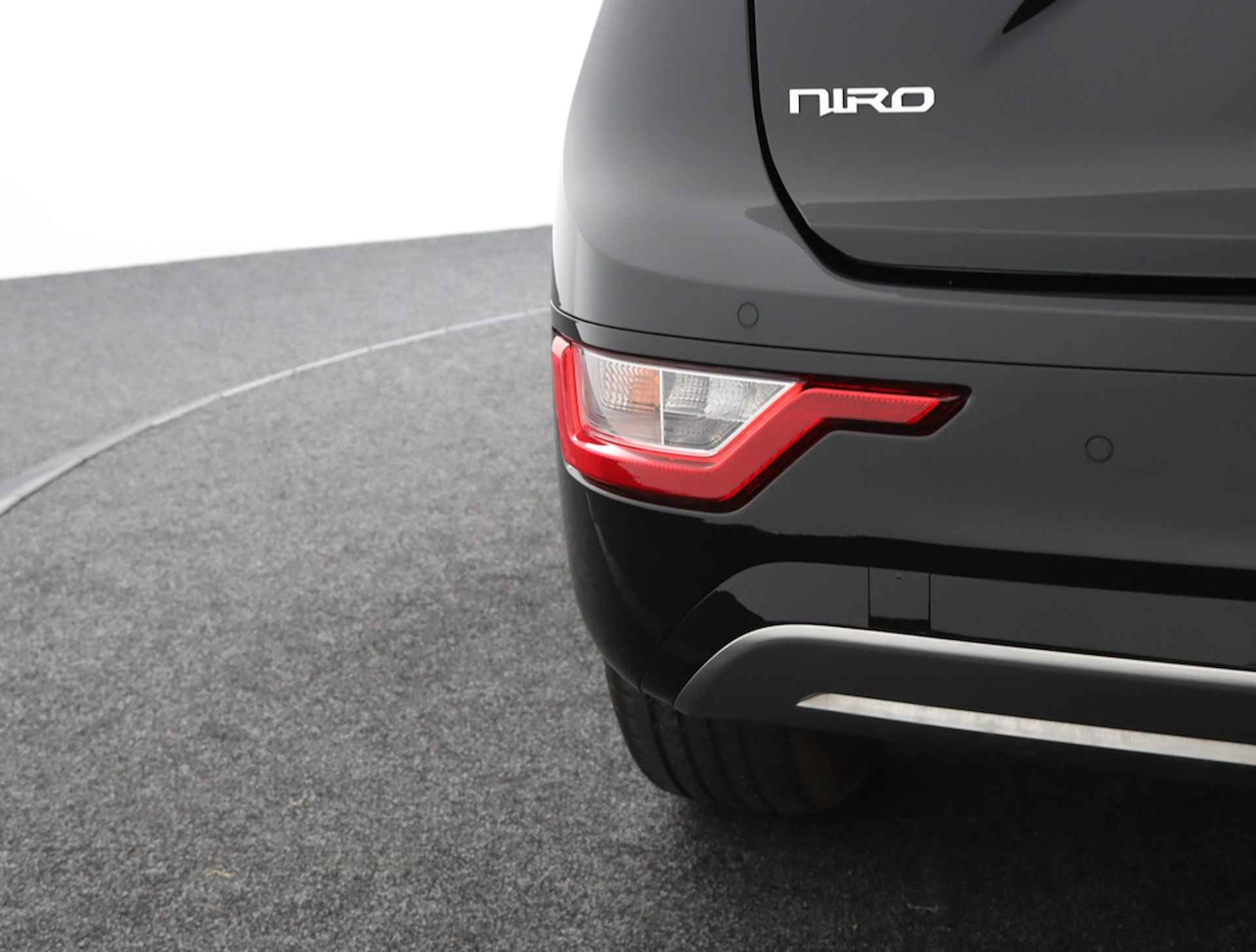 Kia Niro EV DynamicLine 64.8kWh * Overheid subsidie voor deze auto beschikbaar * - Navigatie - Camera - Parkeersensoren voor en achter - Demo - Fabrieksgarantie tot 08-2029 - 38/65