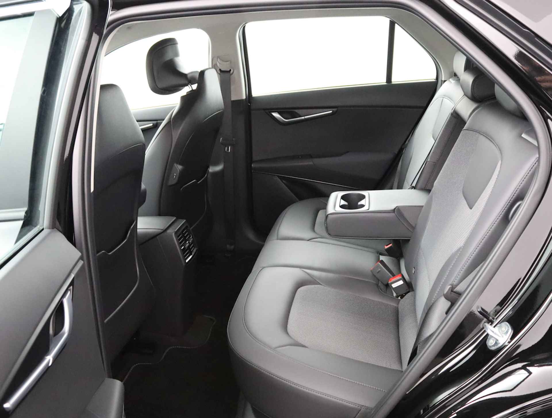 Kia Niro EV DynamicLine 64.8kWh * Overheid subsidie voor deze auto beschikbaar * - Navigatie - Camera - Parkeersensoren voor en achter - Demo - Fabrieksgarantie tot 08-2029 - 40/65
