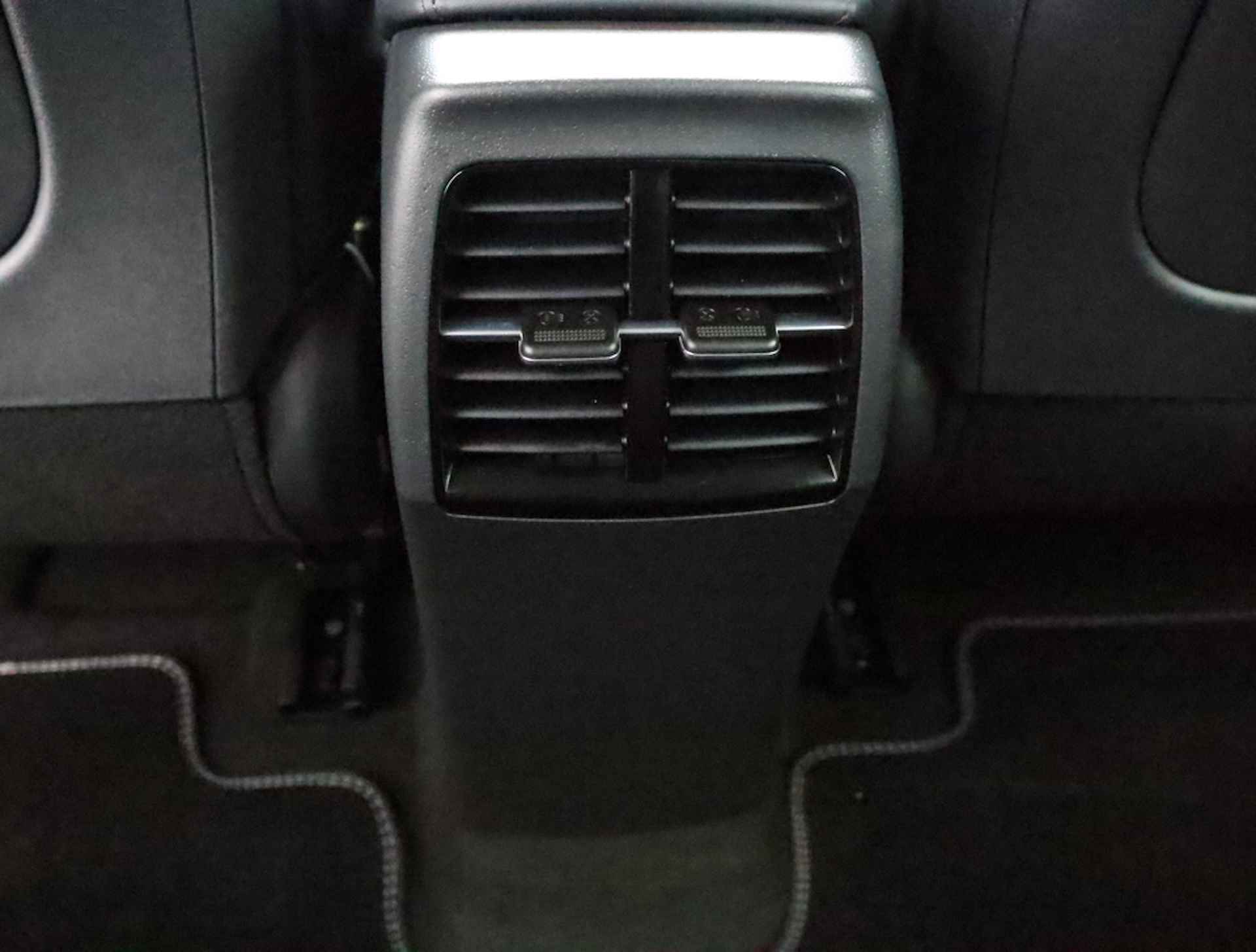 Kia Niro EV DynamicLine 64.8kWh * Overheid subsidie voor deze auto beschikbaar * - Navigatie - Camera - Parkeersensoren voor en achter - Demo - Fabrieksgarantie tot 08-2029 - 41/65