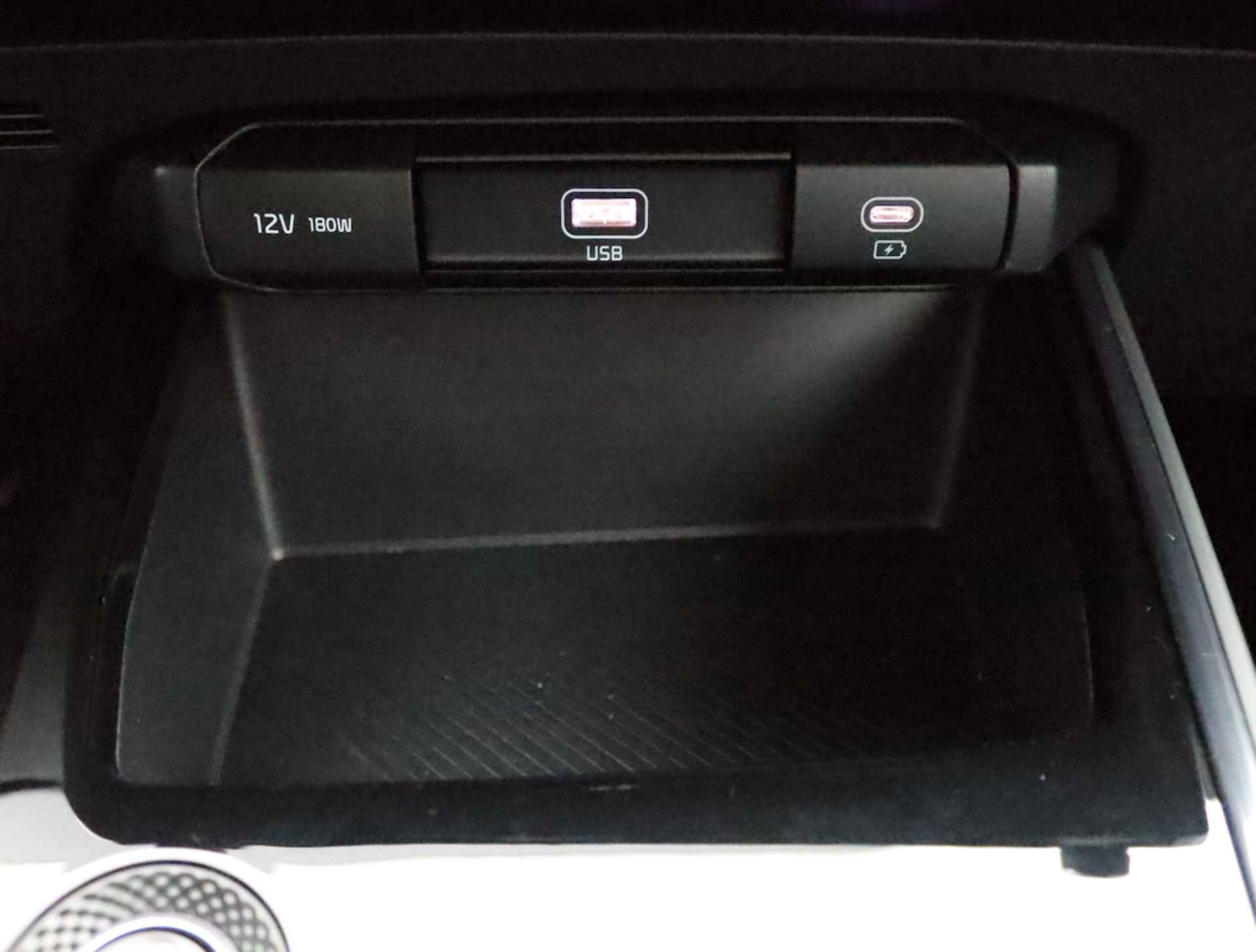 Kia Niro EV DynamicLine 64.8kWh * Overheid subsidie voor deze auto beschikbaar * - Navigatie - Camera - Parkeersensoren voor en achter - Demo - Fabrieksgarantie tot 08-2029 - 43/65