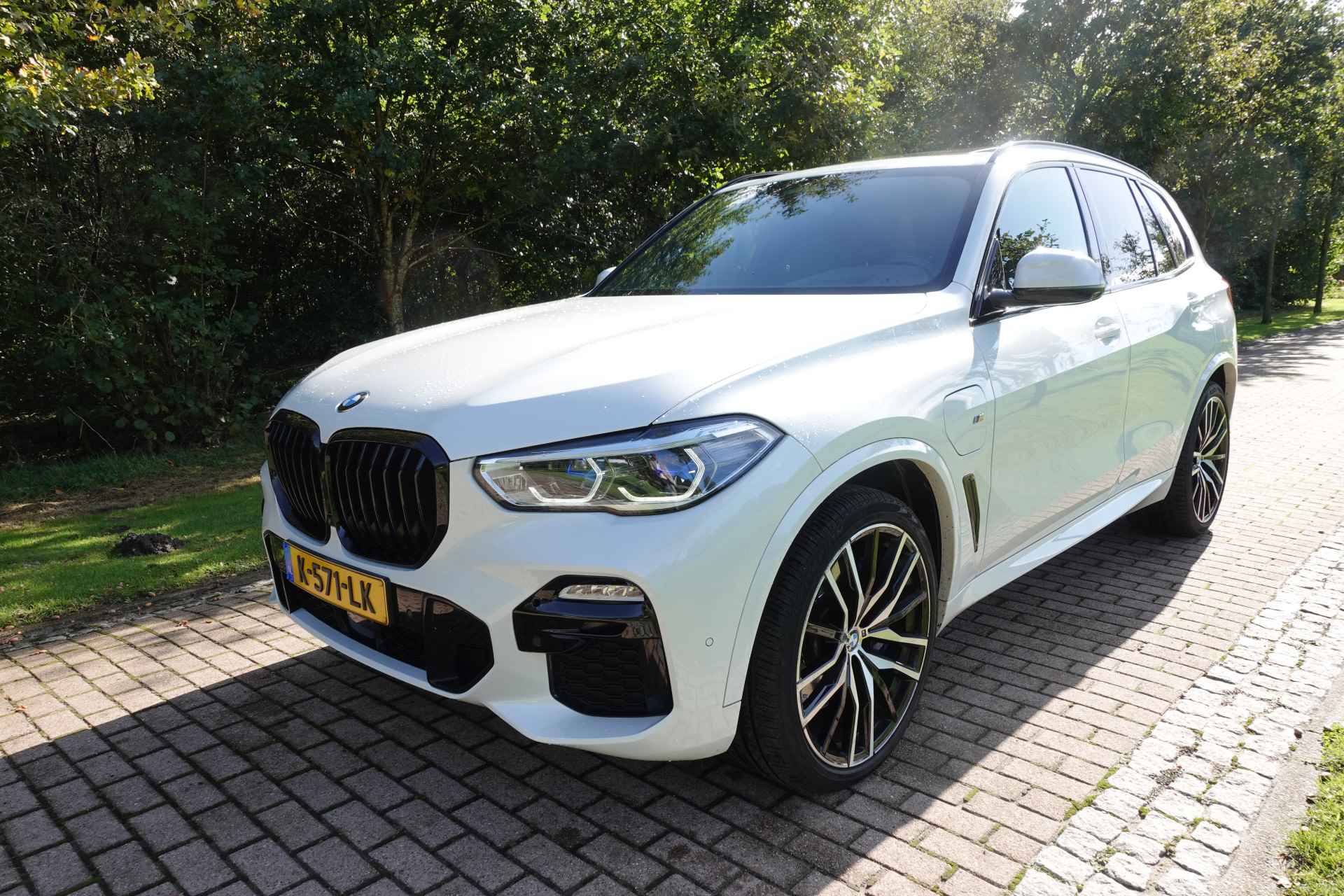 BMW X5 xDrive45e M-Sport High Executive | 22 Inch | Pano | Laser | Head up | H&K | Soft Close | Panorama-Glasdak | Sky Lounge | 1 eig Ned. Auto | verw beker houders.