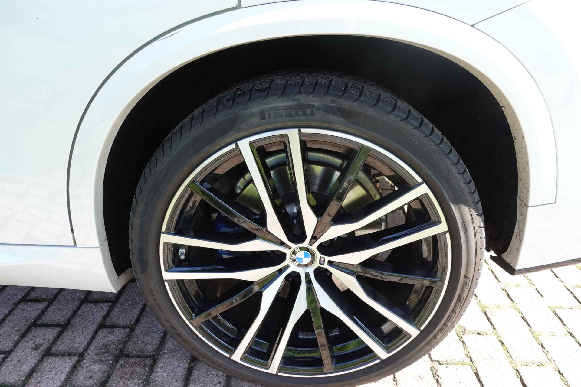 BMW X5 xDrive45e M-Sport High Executive | 22 Inch | Pano | Laser | Head up | H&K | Soft Close | Panorama-Glasdak | Sky Lounge | 1 eig Ned. Auto | verw beker houders. - 20/28