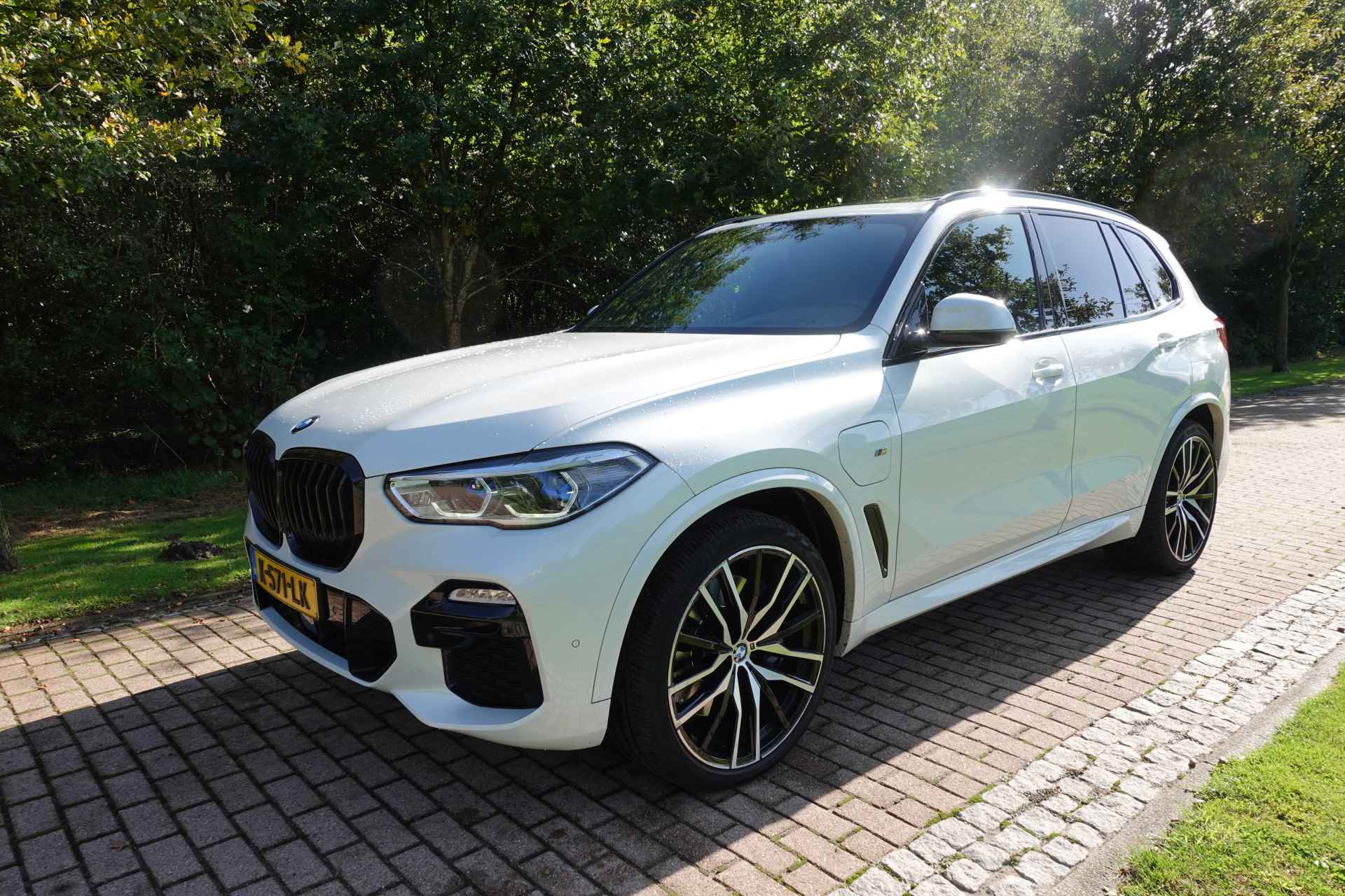 BMW X5 xDrive45e M-Sport High Executive | 22 Inch | Pano | Laser | Head up | H&K | Soft Close | Panorama-Glasdak | Sky Lounge | 1 eig Ned. Auto | verw beker houders. - 21/28