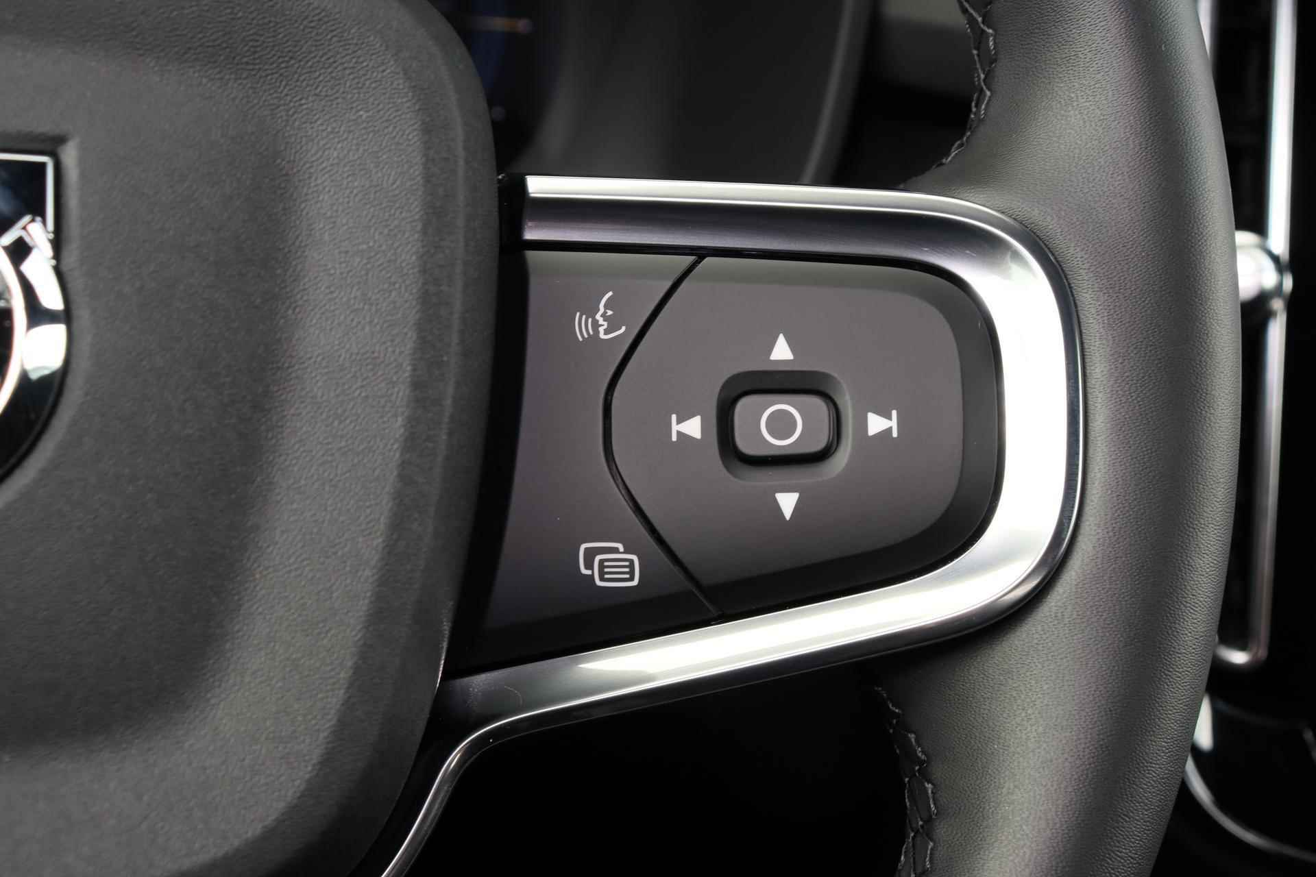 Volvo EX40 Black Edition Plus Extended Range 82 kWh - IntelliSafe Assist & Surround - 360° Camera - Harman/Kardon audio - Verwarmde voorstoelen & stuur - Parkeersensoren voor & achter - Draadloze tel. lader - Warmtepomp - Extra getint glas - Elektr. inklapbare trekhaak - 20' LMV - 14/23