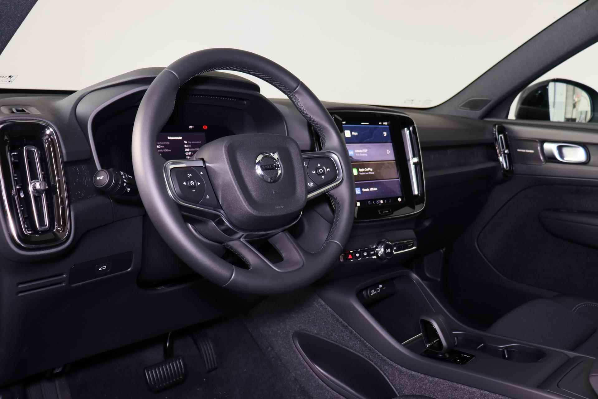 Volvo EX40 Black Edition Plus Extended Range 82 kWh - IntelliSafe Assist & Surround - 360° Camera - Harman/Kardon audio - Verwarmde voorstoelen & stuur - Parkeersensoren voor & achter - Draadloze tel. lader - Warmtepomp - Extra getint glas - Elektr. inklapbare trekhaak - 20' LMV - 17/23