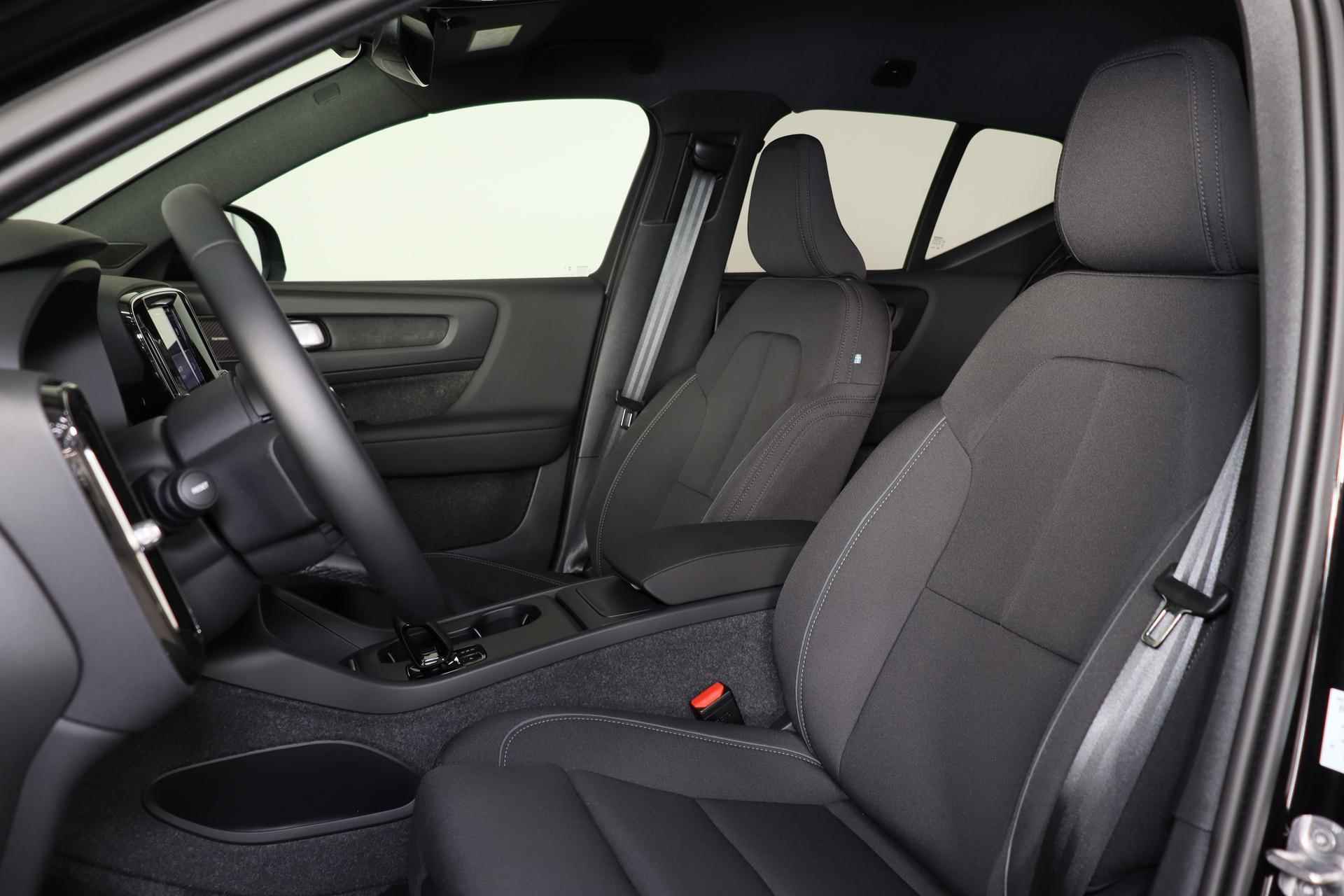 Volvo EX40 Black Edition Plus Extended Range 82 kWh - IntelliSafe Assist & Surround - 360° Camera - Harman/Kardon audio - Verwarmde voorstoelen & stuur - Parkeersensoren voor & achter - Draadloze tel. lader - Warmtepomp - Extra getint glas - Elektr. inklapbare trekhaak - 20' LMV - 18/23