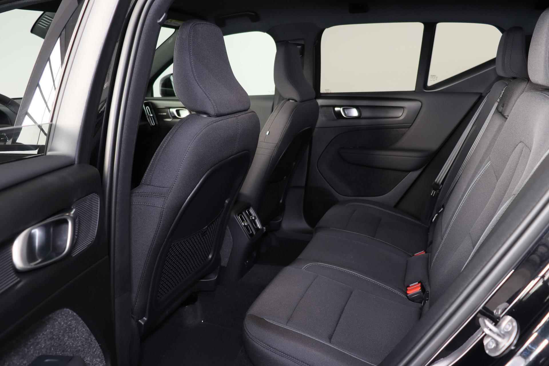 Volvo EX40 Black Edition Plus Extended Range 82 kWh - IntelliSafe Assist & Surround - 360° Camera - Harman/Kardon audio - Verwarmde voorstoelen & stuur - Parkeersensoren voor & achter - Draadloze tel. lader - Warmtepomp - Extra getint glas - Elektr. inklapbare trekhaak - 20' LMV - 19/23