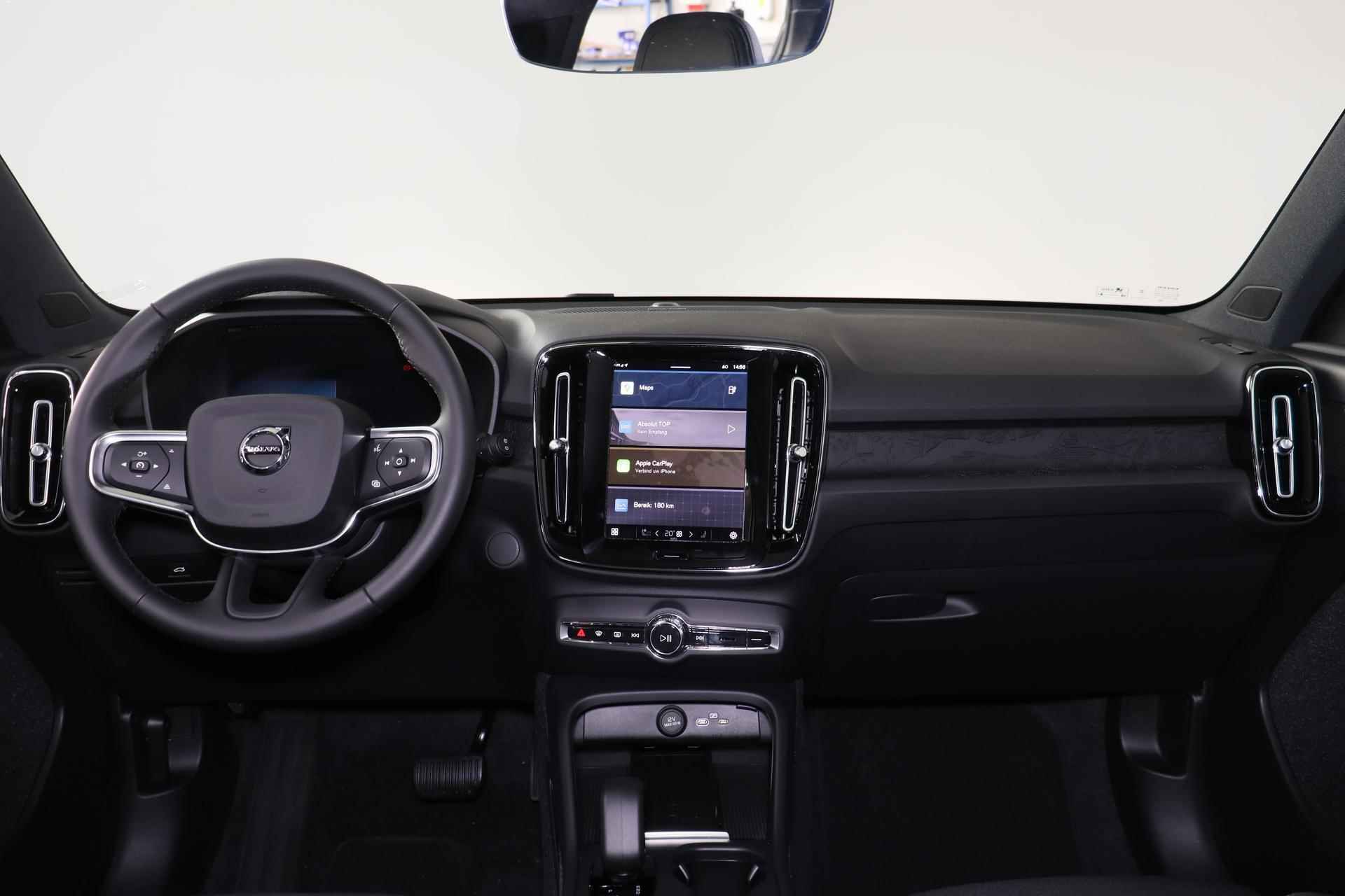 Volvo EX40 Black Edition Plus Extended Range 82 kWh - IntelliSafe Assist & Surround - 360° Camera - Harman/Kardon audio - Verwarmde voorstoelen & stuur - Parkeersensoren voor & achter - Draadloze tel. lader - Warmtepomp - Extra getint glas - Elektr. inklapbare trekhaak - 20' LMV - 21/23