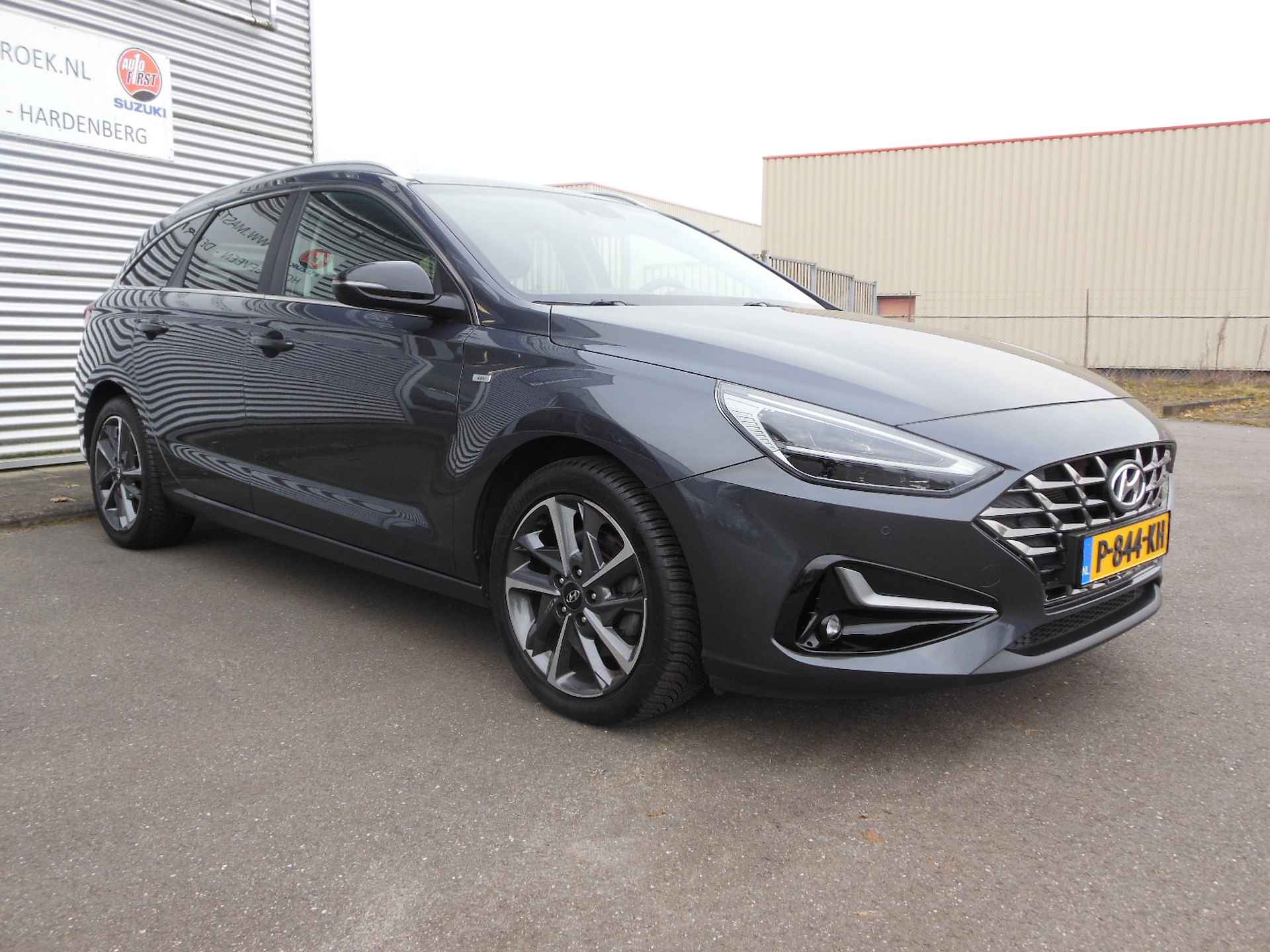 Hyundai i30 Wagon 1.5 T-GDi MHEV Premium Staat in Hoogeveen - 3/28