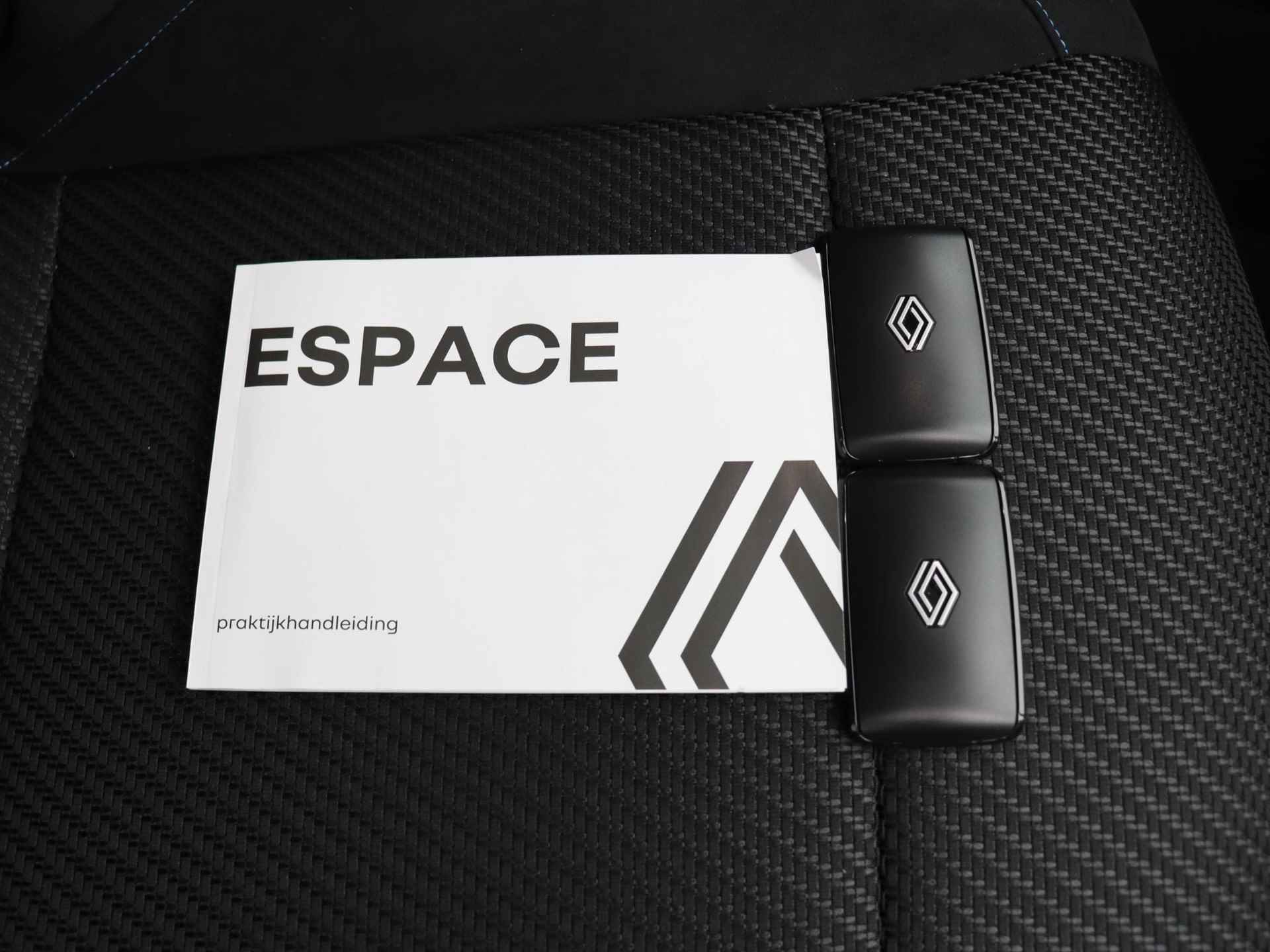 Renault Espace E-Tech Hybrid 200 esprit Alpine 7p. | Panoramisch vast glazen dak | Active driver assist | HUD | Elek. verwarmbaar voorruit | - 16/58