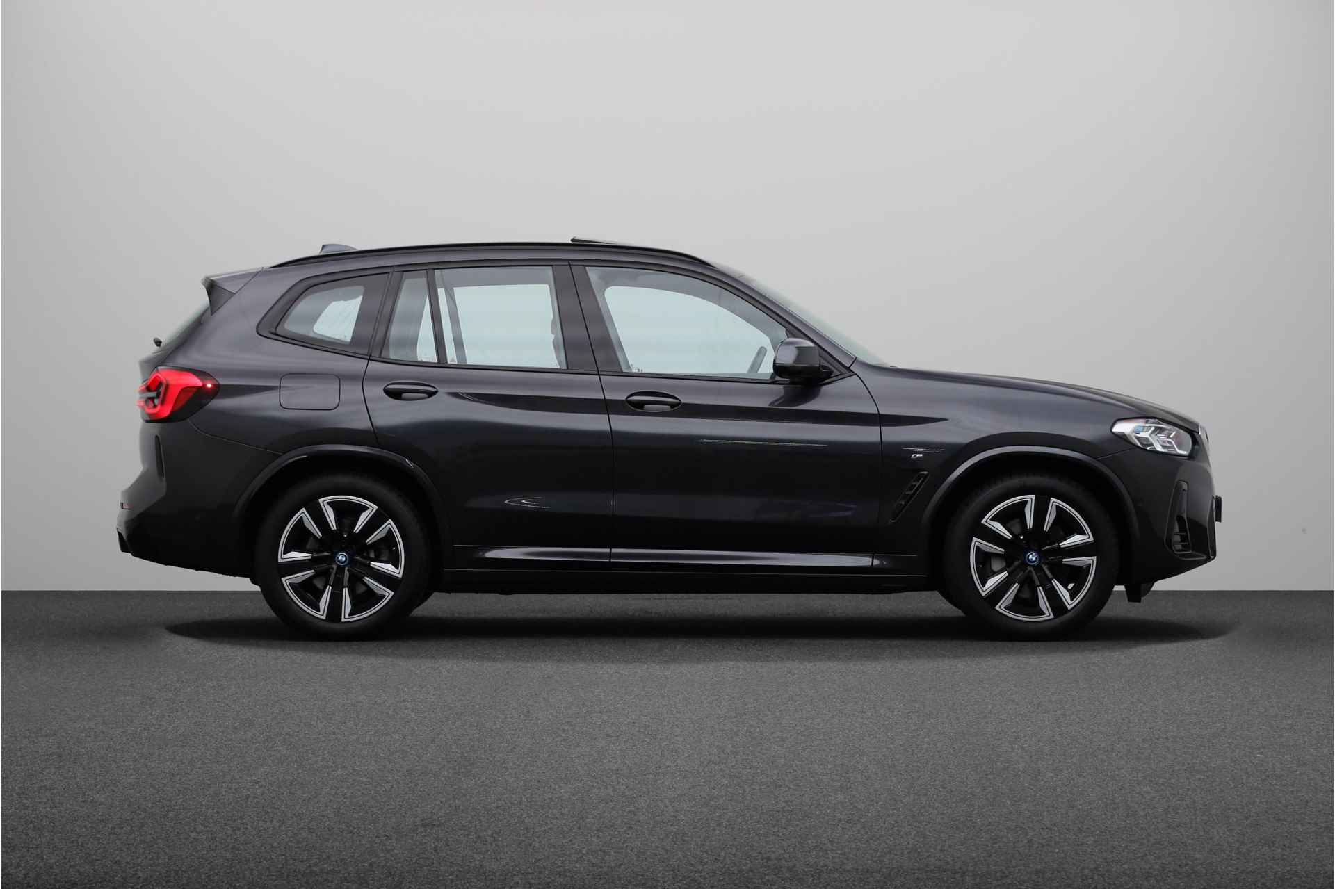 BMW iX3 Executive 80 kWh | Driving Assistant Professional | Parkeerhulpsysteem | Grootlichtassistent | Panoramadak | - 13/28