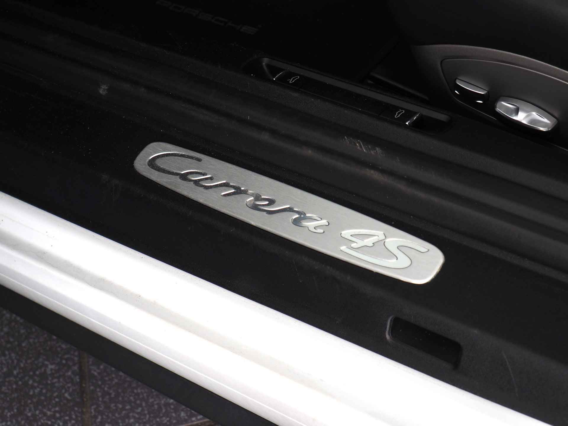 Porsche 911 3.8 Carrera 4S | Sport Chrono Pack | Panoramadak | Navigatie | Stoelverwarming | Achteruitrijcamera | Parkeersensoren voor- en achter | Sportuitlaat | - 10/35