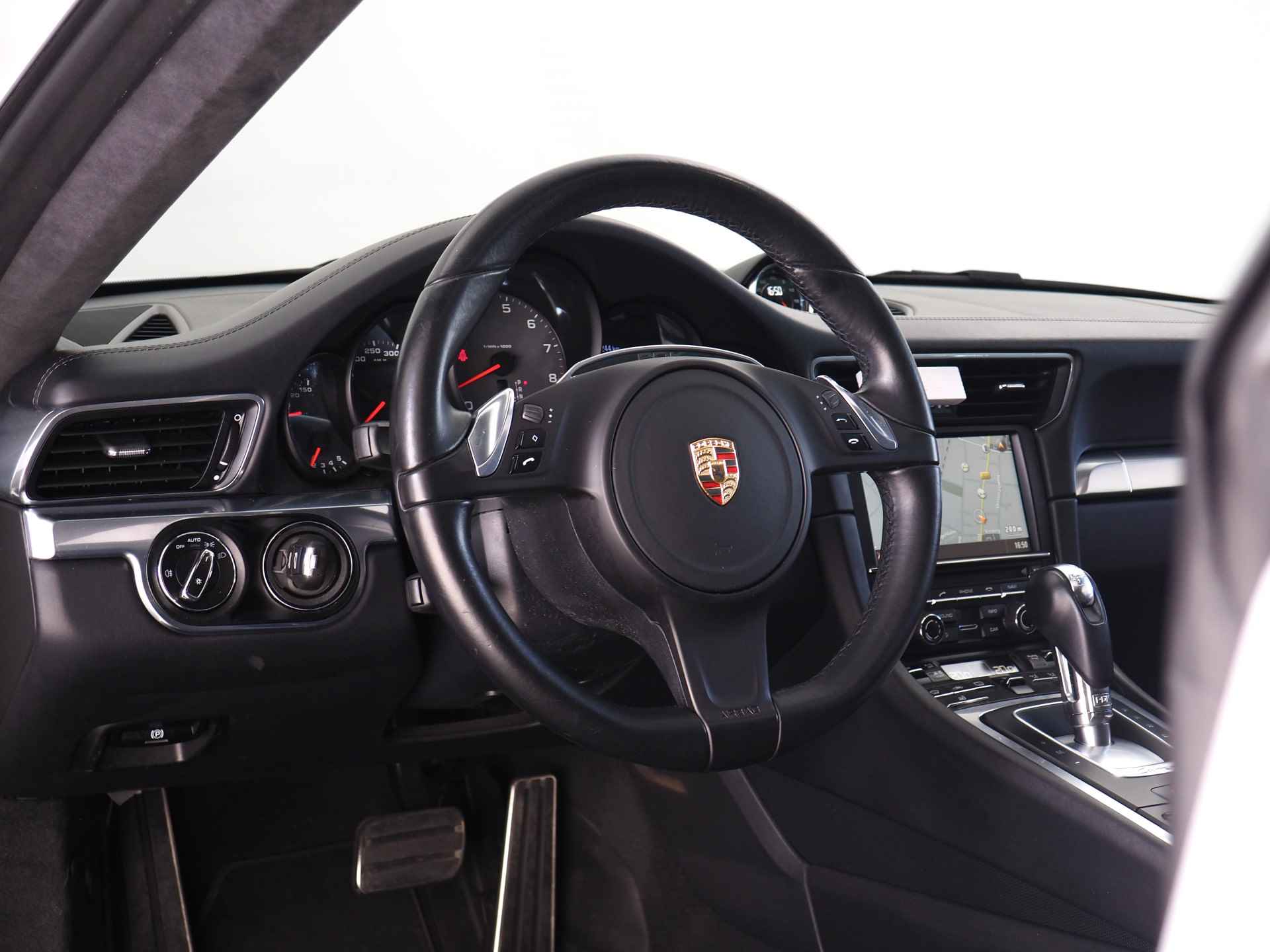 Porsche 911 3.8 Carrera 4S | Sport Chrono Pack | Panoramadak | Navigatie | Stoelverwarming | Achteruitrijcamera | Parkeersensoren voor- en achter | Sportuitlaat | - 19/35
