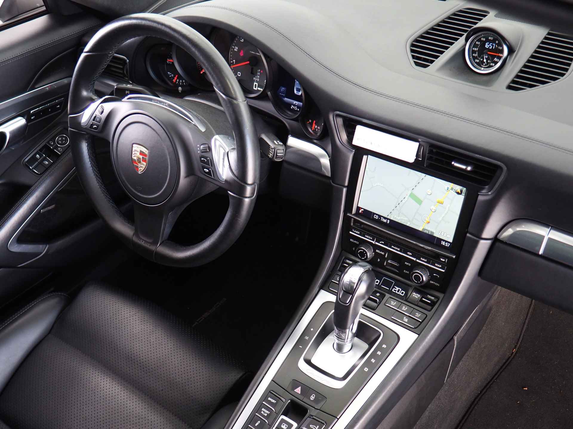 Porsche 911 3.8 Carrera 4S | Sport Chrono Pack | Panoramadak | Navigatie | Stoelverwarming | Achteruitrijcamera | Parkeersensoren voor- en achter | Sportuitlaat | - 24/35