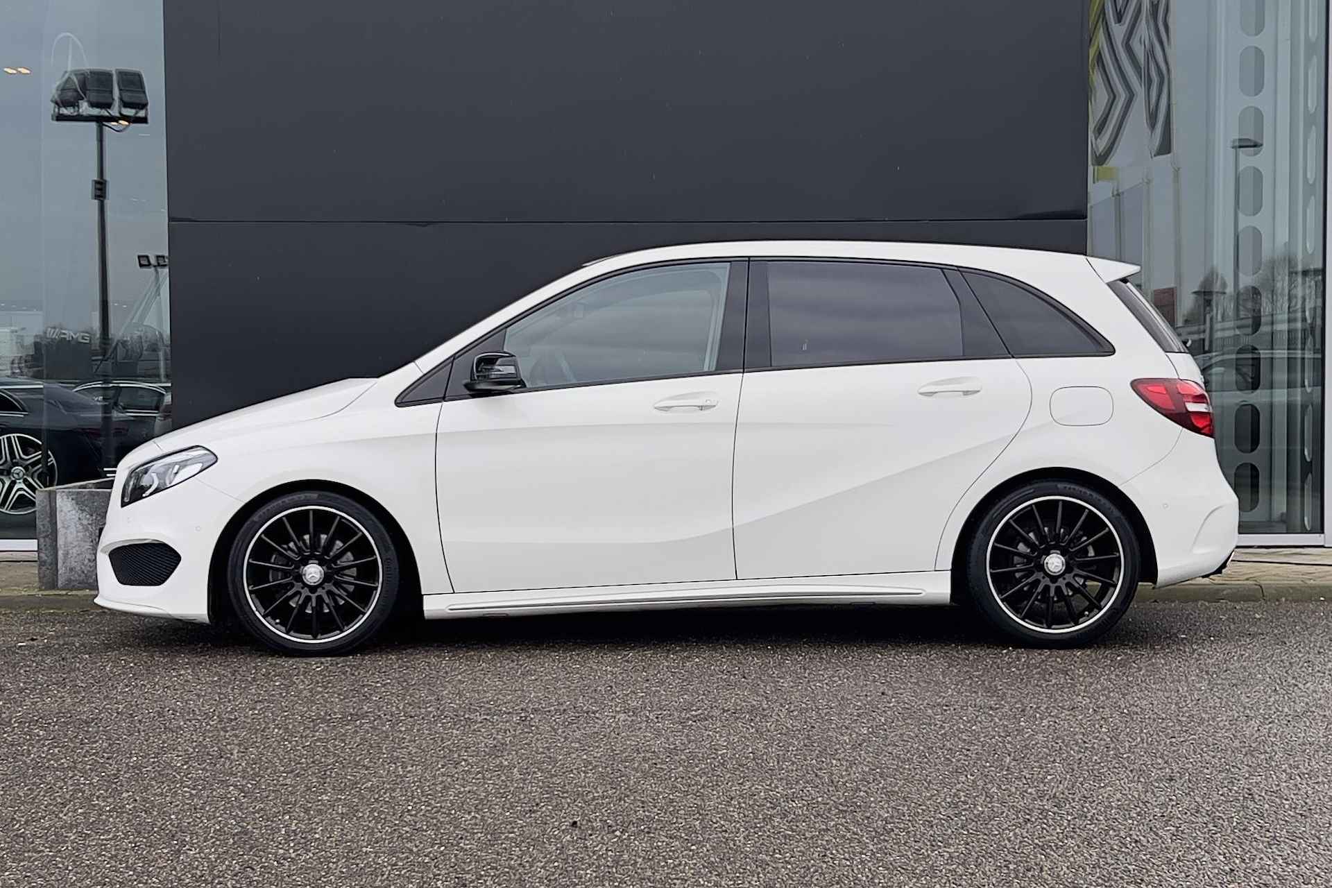 Mercedes-Benz B-klasse B 180 Automaat AMG Line | Nightpakket | Ambition Pakket | LED | Parkpilot | Navigatie | Licht en Zichtpakket | Zitcomfortpakket - 2/22