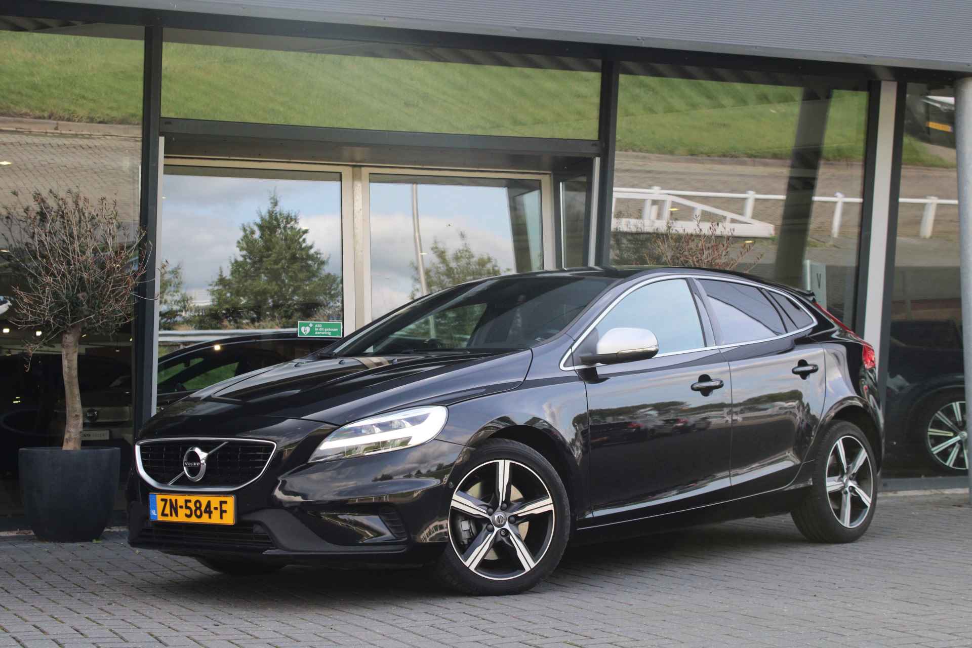 Volvo V40 T3 R-Design (Polar+ Sport) Harman/Kardon | Panoramadak | Navigatie | Cruise Control | Stoelverwarming | Camera | Afneembare Trek - 1/1