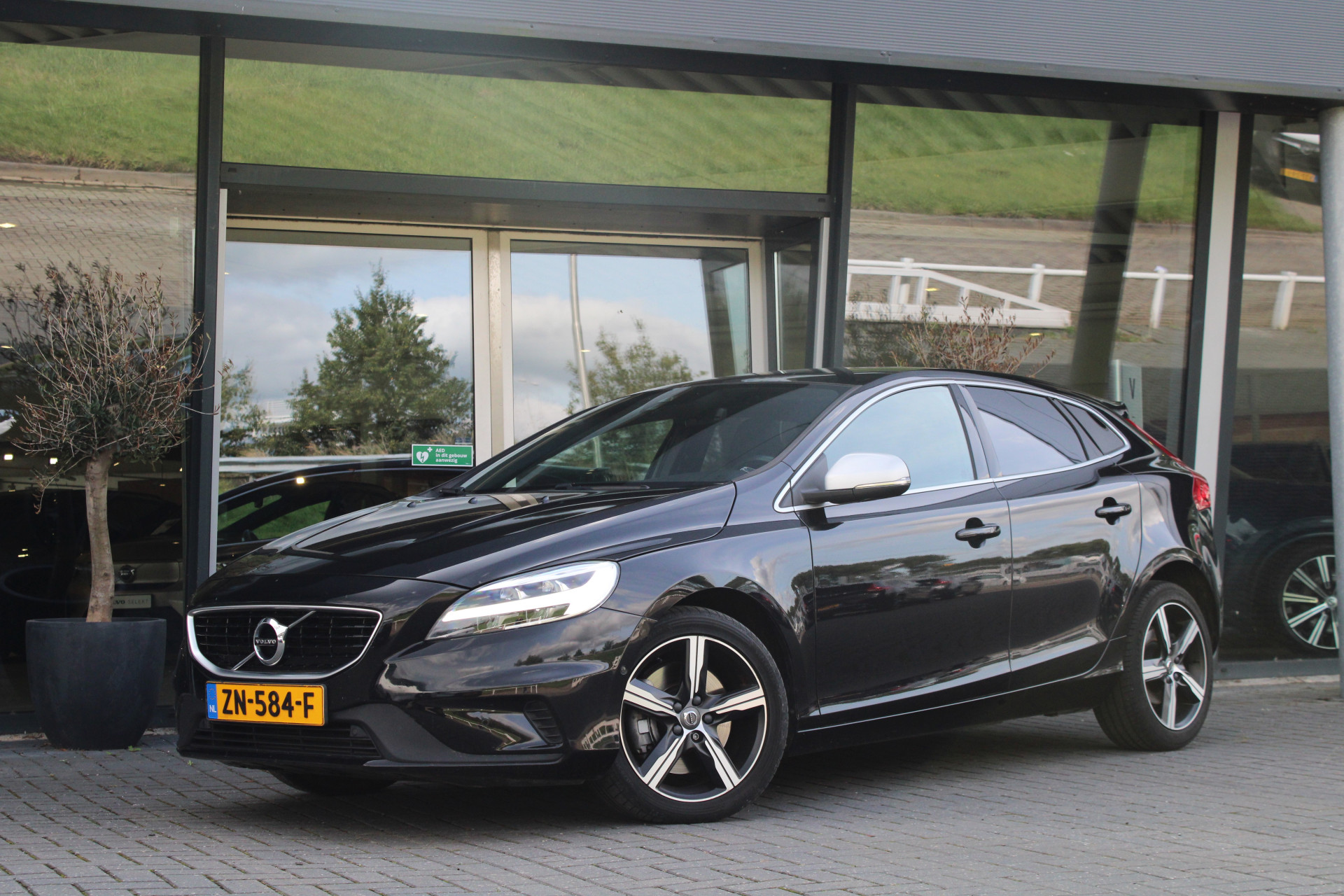 Volvo V40 T3 R-Design (Polar+ Sport) Harman/Kardon | Panoramadak | Navigatie | Cruise Control | Stoelverwarming | Camera | Afneembare Trek