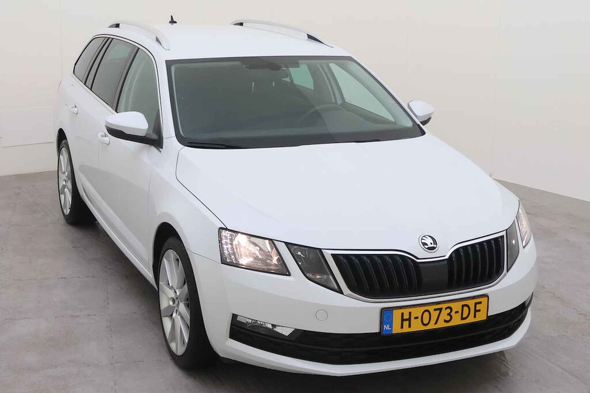 Škoda Octavia Combi 1.0 TSI Greentech Business Edition / Navigatie / Climate controle/ Parkeersensoren achter/ Lichtmetaal 18'' / Stoelverwarming voor / - 7/10