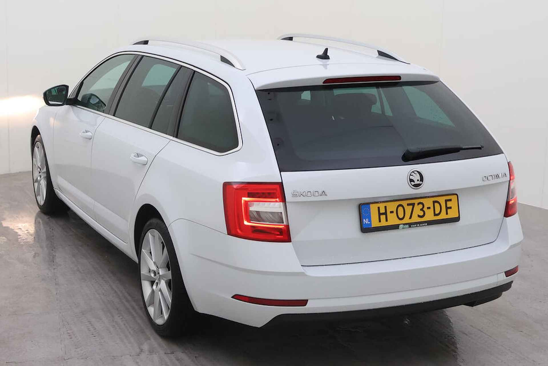 Škoda Octavia Combi 1.0 TSI Greentech Business Edition / Navigatie / Climate controle/ Parkeersensoren achter/ Lichtmetaal 18'' / Stoelverwarming voor / - 10/10