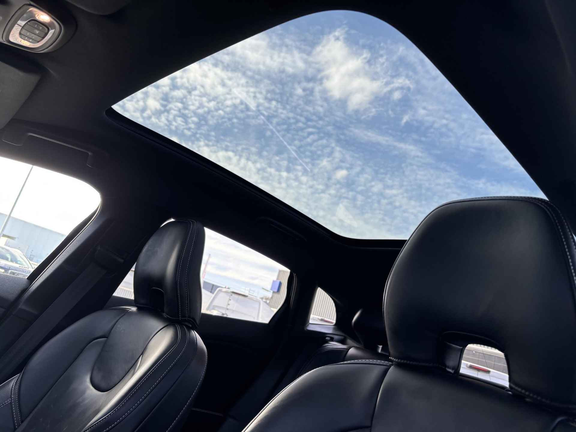 Volvo V40 T4 Automaat Business Sport Luxury | Panoramadak | Trekhaak | Camera | Park pilot | Parkeerverwarming | Keyless - 9/21