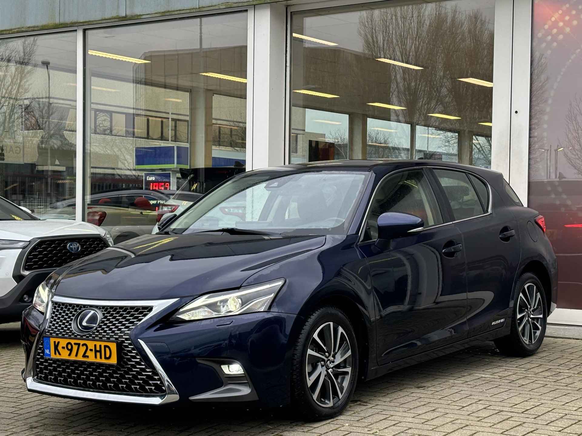 Lexus CT 200h Ultimate Edition | 1e Eigenaar | BTW | NL-auto | LED | Navigatie | NW All-Season banden | Keyless | Apple Carplay/Android Auto | - 3/37