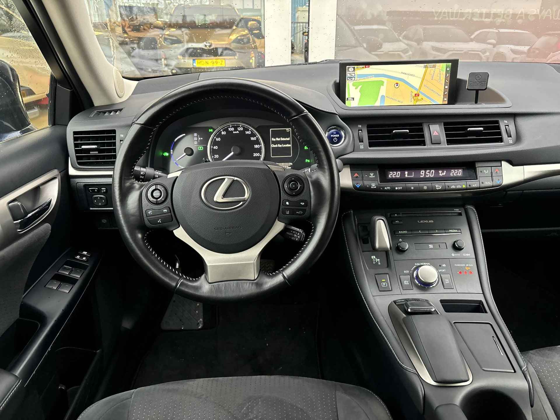 Lexus CT 200h Ultimate Edition | 1e Eigenaar | BTW | NL-auto | LED | Navigatie | NW All-Season banden | Keyless | Apple Carplay/Android Auto | - 17/37