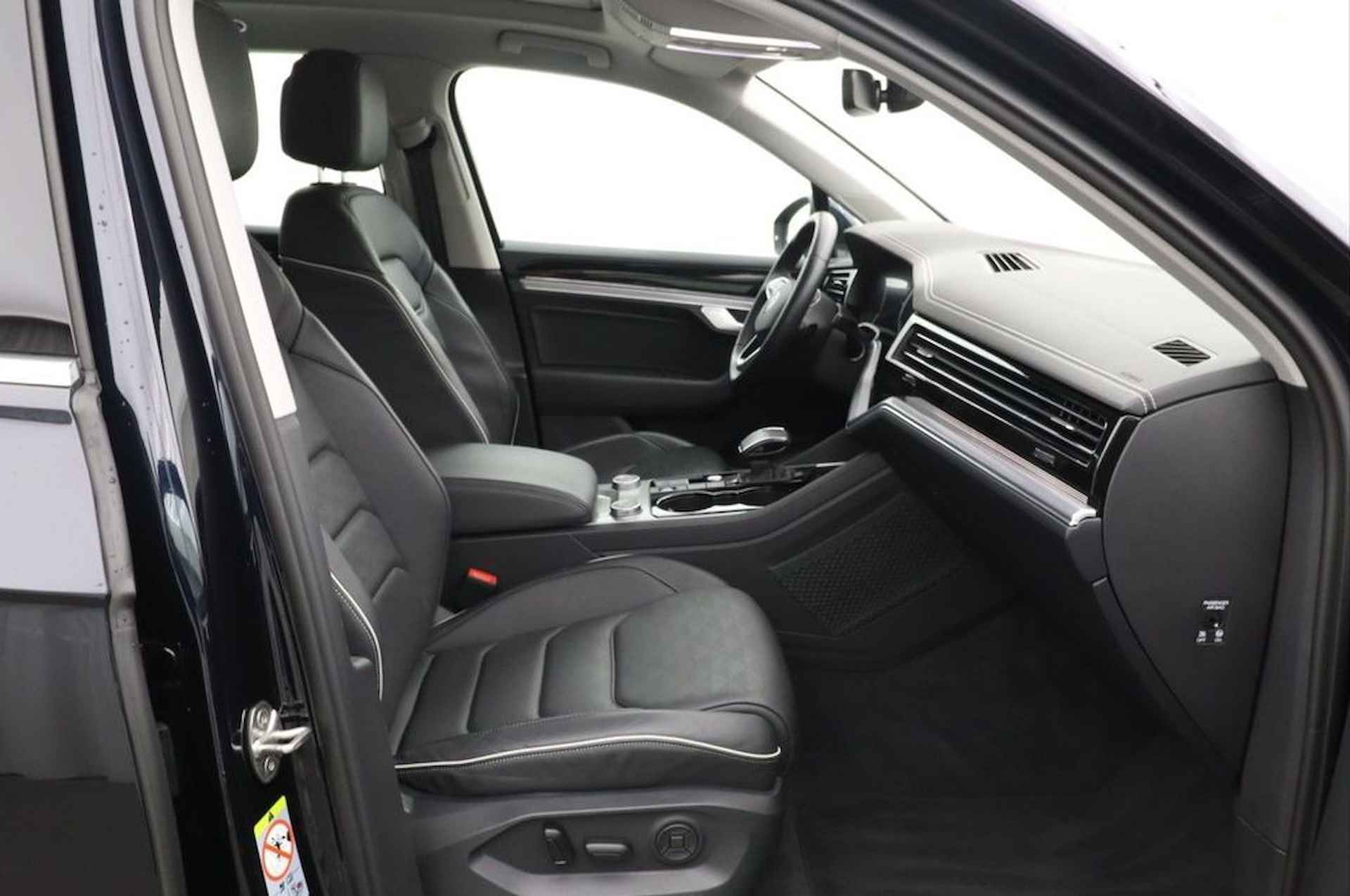 Volkswagen Touareg 3.0 TSi eHybrid 4MOTION ACC Panoramadak Luchtvering Comfortstoelen LED Matrix 19 Inch - 4/14