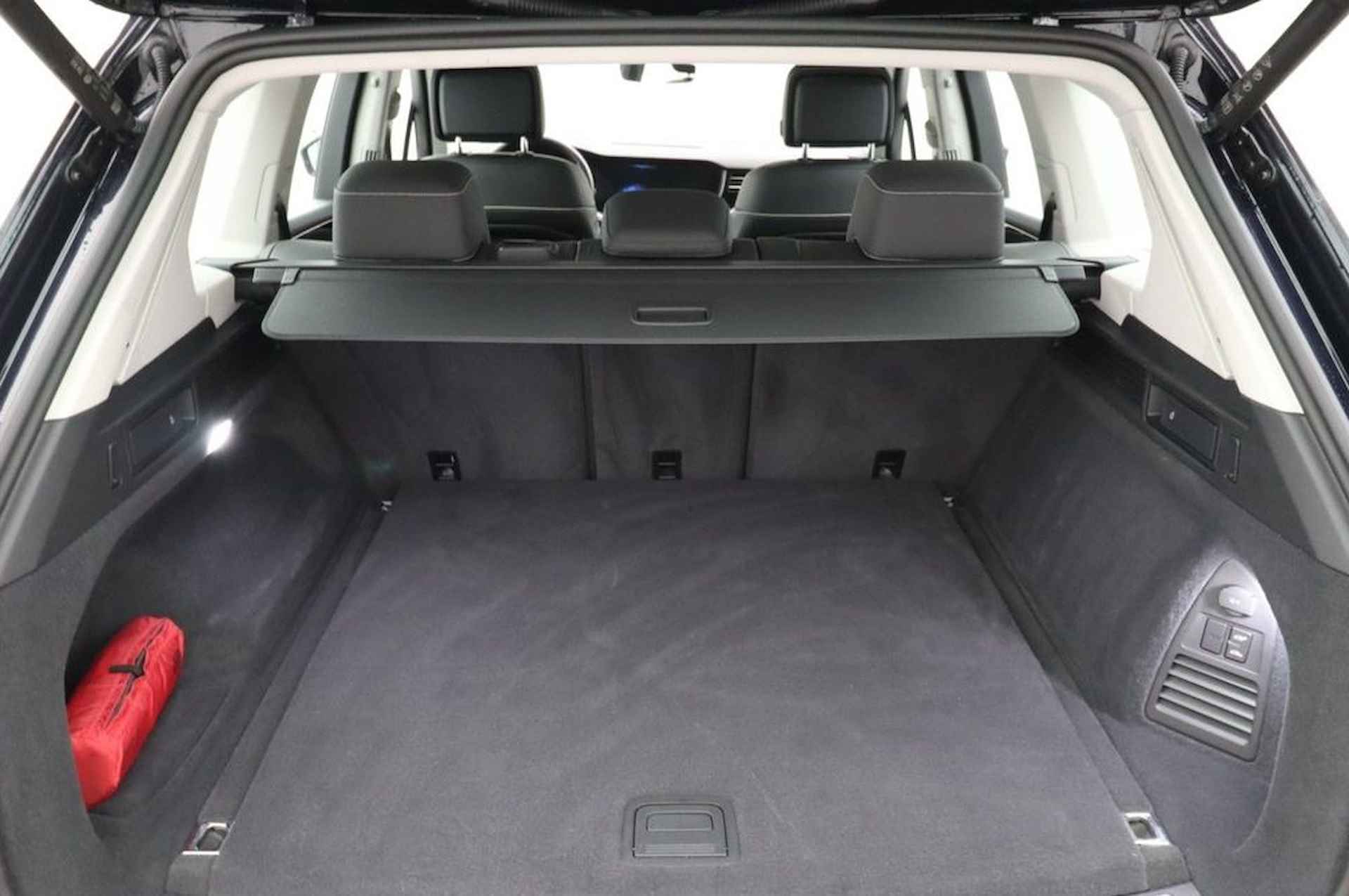 Volkswagen Touareg 3.0 TSi eHybrid 4MOTION ACC Panoramadak Luchtvering Comfortstoelen LED Matrix 19 Inch - 10/14