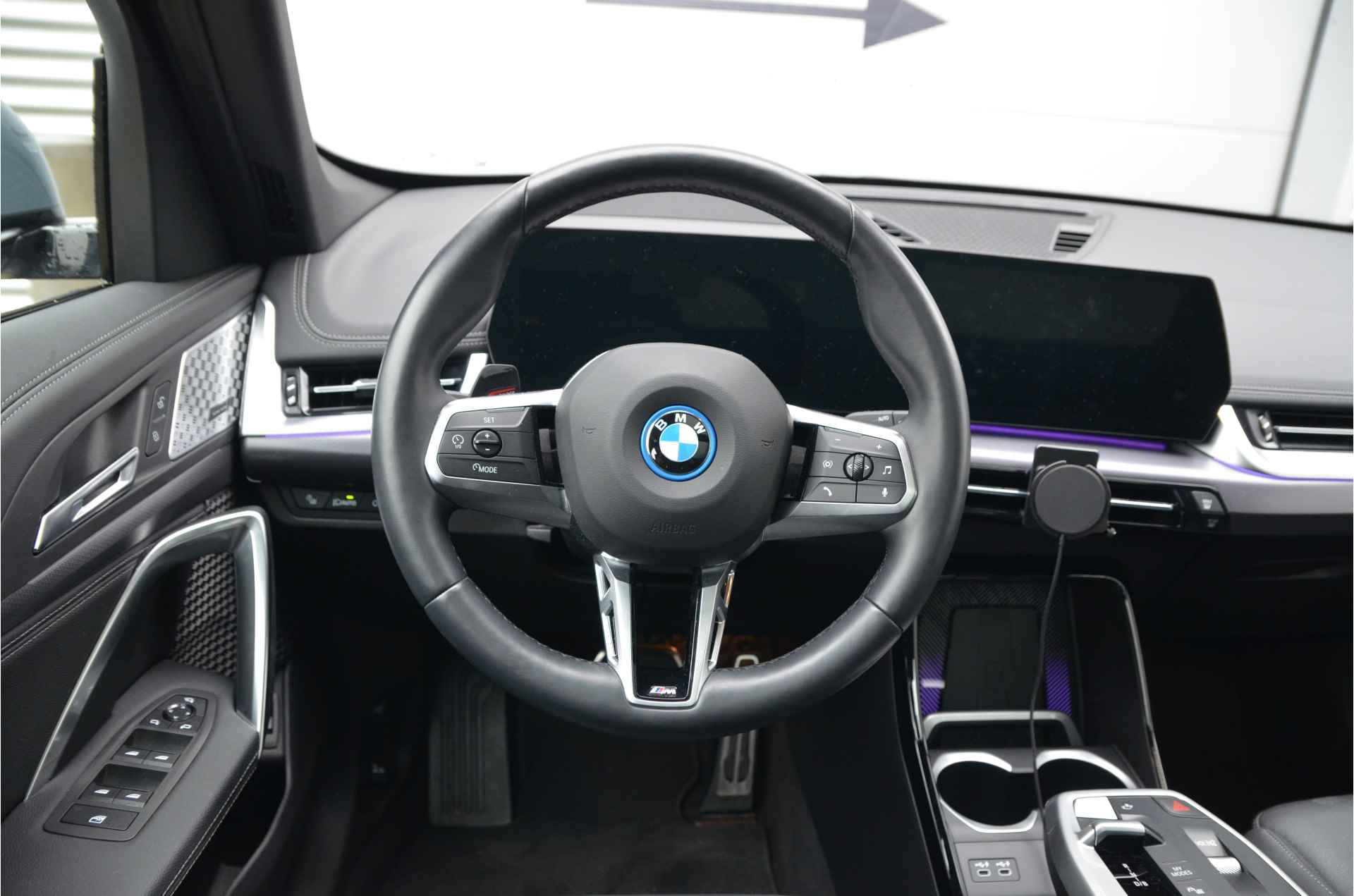 BMW iX1 xDrive30 Launch Edition 67 kWh Trekhaak (1.200kg), Pano, HUD, M Sportpakket - 15/40