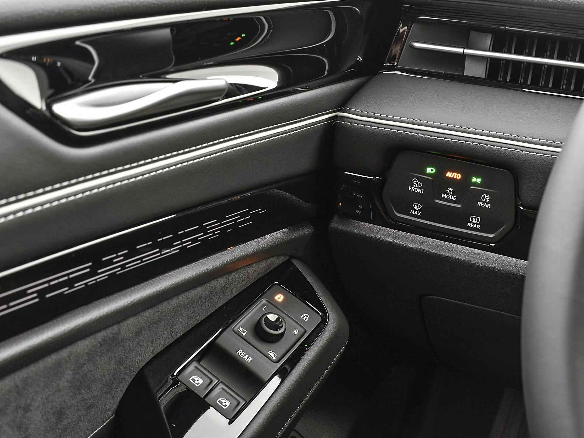 Volkswagen ID.7 Pro Business 77 kWh accu, 286 pk · Interieur Pakket: Interieur pakket plus in donkergrijs met zwart · - 13/37