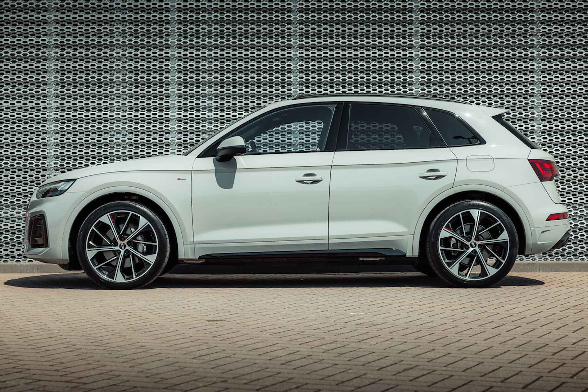 Audi Q5 50 TFSI e 299pk S edition | Krijtgrijs Porsche kleur | Panoramadak | Luchtvering | Bang & Olufsen | Tour + City pakket | Matrix | Elektr. stoelen | 21" LM velgen - 3/38